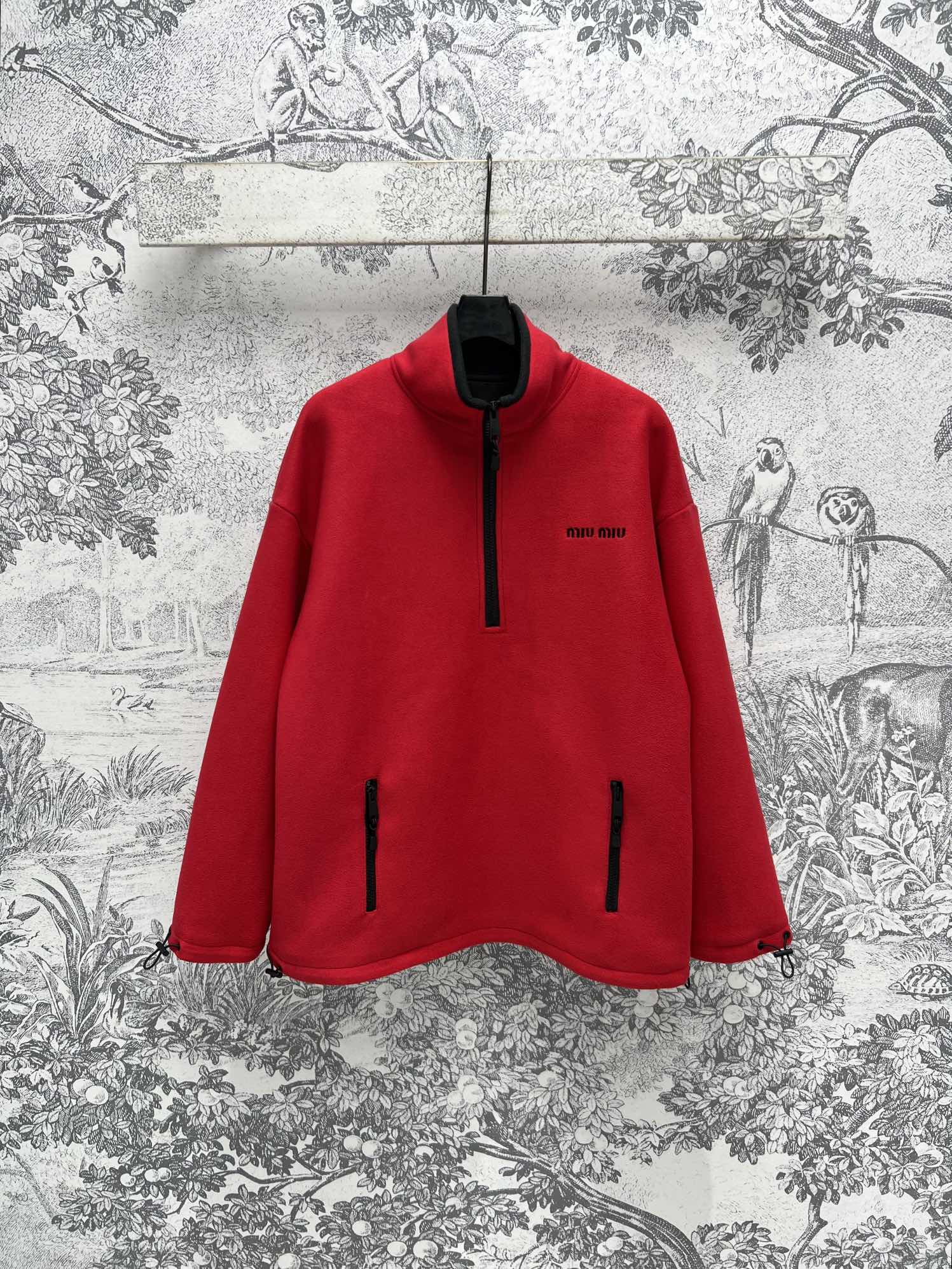 NO:296578,Miu 25 early spring new style, red velvet stand-collar sweatshirt, beautiful and convenient dressing items in early spring are the king. Whether it is for work, commuting or going out for a casual look, it is very versatile and fashionable. Soft and comfortable, not picky, very thick, elastic and drawstring, big brand zipper contrast color, embroidered letter logo on the chest embellishes the brand charm, the style is very positive, the upper body is fashionable and slim, with a girlish temperament, fashionable and beautiful love, the upper body is light and versatile, one color and three codes SML,,miumiu, hoodie, sweatshirts, alexander wang19860909Miu 25早春新款 红色摇粒绒立领卫衣 早春好看又方便的穿搭单品才是王道 不管是上班通勤还是出街休闲都很百搭时髦的一款 软糯舒适不挑身材很厚实 松紧抽绳 大牌拉链撞色 胸口的刺绣字母logo点缀品牌魅力 版型很正上身洋气显瘦 自带减龄少女气质 时髦精大爱 上身轻便又百搭 一色三码 SML,,miumiu,hoodie,sweatshirts,alexander wang,Women's clothing