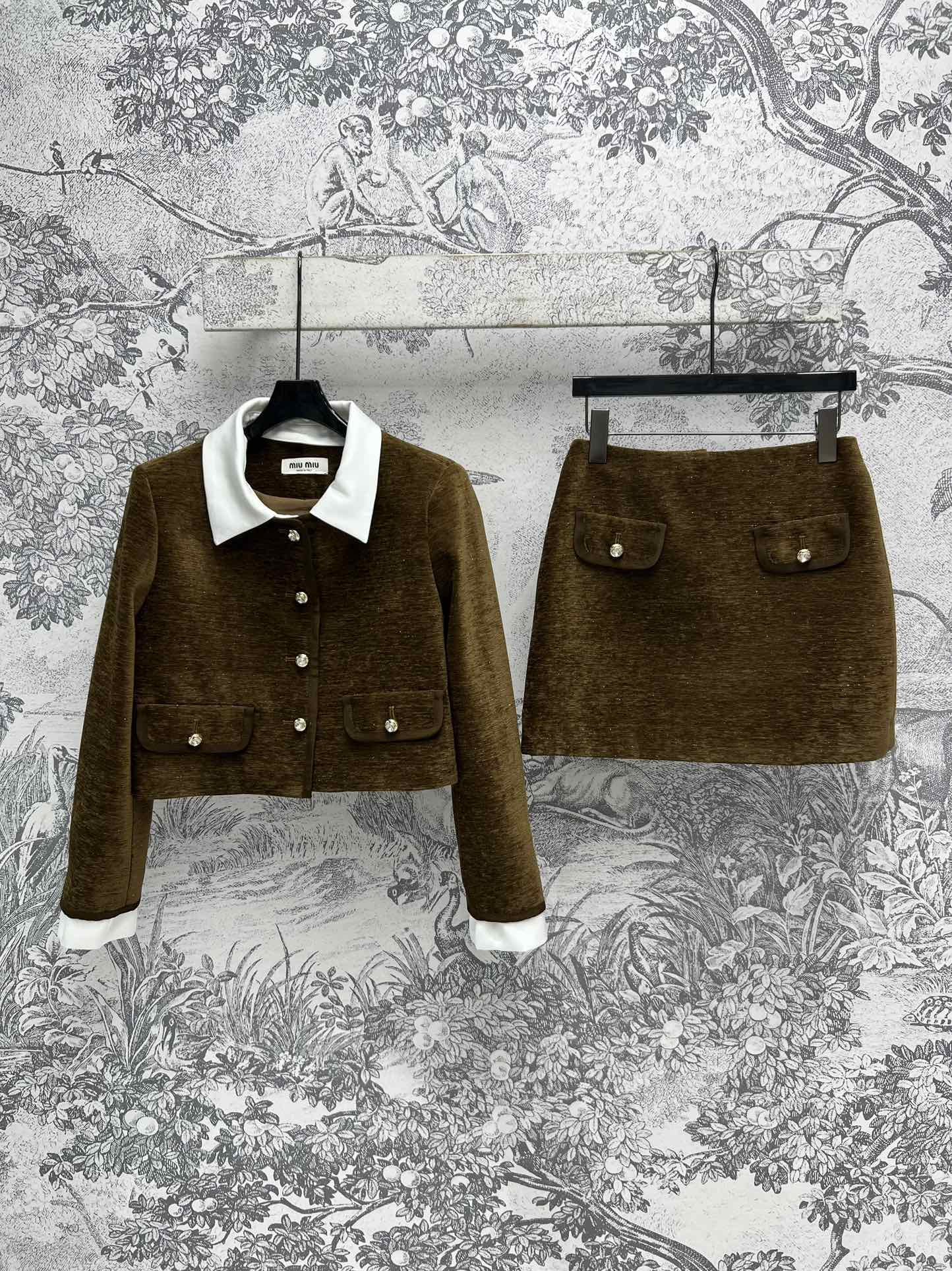 NO:296565,Miu 24 autumn and winter new style velvet suit, Xiaoxiang suit jacket   A-line waist skirt, removable contrasting lapel design, cuffs and collar create a fake two-piece design sense, a set of upper body makes it look slim and tall, fashionable and fashionable, easy to get the age-reducing girlish feeling, one color three codes SML,,miumiu, skirts, jackets & coats, business suit, alexander wang19860909Miu 24秋冬新款 丝绒套装 小香西装外套 A字收腰半身裙 可拆卸撞色翻领设计 袖口和衣领处营造假两件设计感 一套上身显瘦显高绝绝子 时髦洋气轻松get减龄少女感 一色三码 SML,,miumiu,skirts,jackets & coats,business suit,alexander wang,Women's clothing