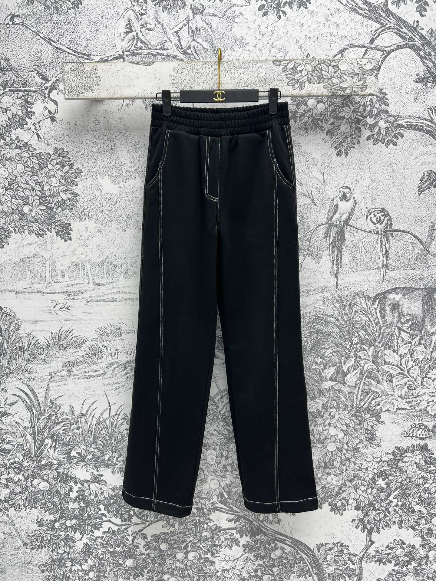 NO:296551,Xiaoxiangfeng 24 autumn and winter new style, rear pocket double C embroidered jeans, elastic waist design, will not picky and willful figure, straight wide-leg trousers, rear pocket heavy-industry embroidery logo design, trendy and especially fashionable, one color three codes, SML, jeans, alexander wang19860909小香风 24秋冬新款 后口袋双C刺绣牛仔裤 松紧腰身设计 不会挑剔任性身材 直简阔腿长裤型 后口袋重工刺绣logo设计 新潮又特别时髦 一色三码 SML,,jeans,alexander wang,Women's clothing
