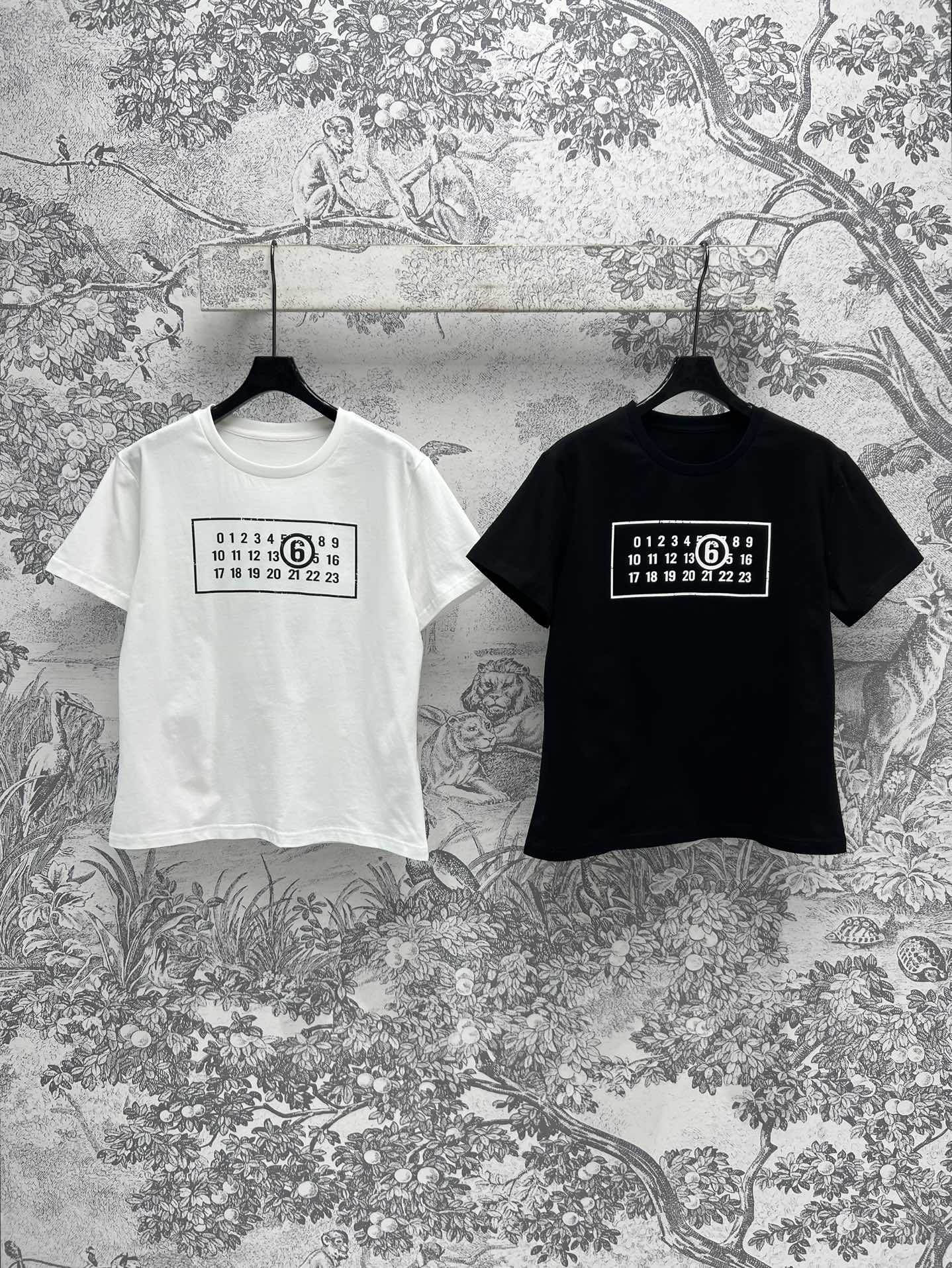 NO:296541,MM6 24 autumn and winter new model digital printed short-sleeved T-shirt daily wear items Classic short-sleeved style The upper body is versatile and not picky, simple design and classic two colors and three codes SML,,masion margiela,T-shirt,tees,t-shirt,alexander wang19860909MM6 24秋冬新款 数字印花短袖T恤 日常穿搭小单品 经典短袖版型 上身百搭不挑人 简约设计又经典 两色三码 SML,,masion margiela,T-shirt,tees，t-shirt,alexander wang,Women's clothing