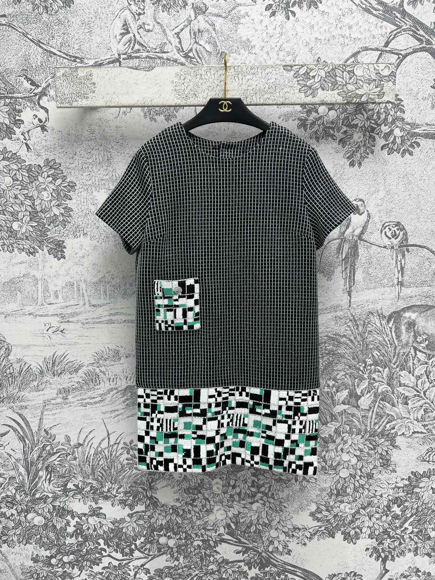 NO:296754,Xiaoxiangfeng 24 autumn and winter new style, houndstooth sequin decorative short-sleeved dress, classic small-sleeved buckle decoration, short-sleeved dress with swaying, can't pick the body, the hem is sewn with heavy-duty beads, especially exquisite and compact, age-reducing and fashionable, one color three-code SML 8,, skirts, T-shirt, alexander wang19860909小香风 24秋冬新款 千鸟格亮片装饰短袖连衣裙 经典小香风扣饰装饰 短袖的带摆连衣裙 不会挑身材穿着 下摆边都是重工的珠片缝制 特别精致小巧 减龄又洋气哦 一色三码 SML 8,,skirts,T-shirt,alexander wang,Women's clothing