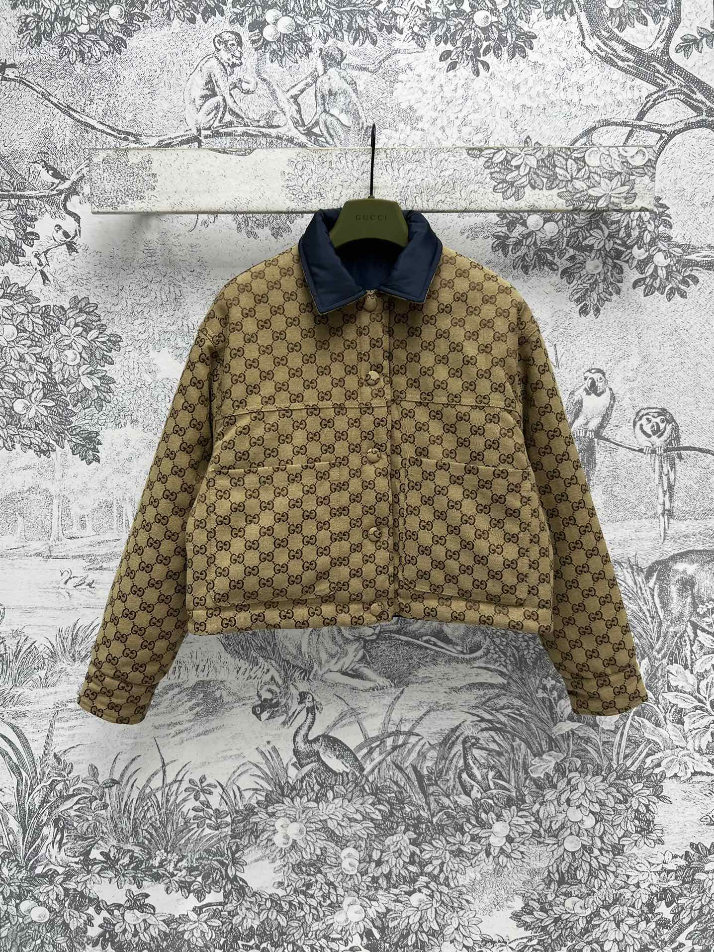 NO:296726,G Home 25 Early Spring New Style Classic GG Print Double-sided Cotton Clothes Casual Lapel Loose Style The upper body is warm and handsome. The double-sided style is randomly switched. One side is low-key dark blue. The other side is classic retro GG Print is very practical and versatile. Warm and not bloated. Full of details. Three-code one color SML, gucci, alexander wang19860909G家 25早春新款 经典GG印花双面穿棉服 休闲翻领宽松版型 上身保暖又帅气十足 双面风格随意切换 一面是低调深蓝色 一面是经典复古GG印花 非常实穿又百搭 保暖又不臃肿 细节感满满 一色三码 SML,,gucci,alexander wang,Women's clothing