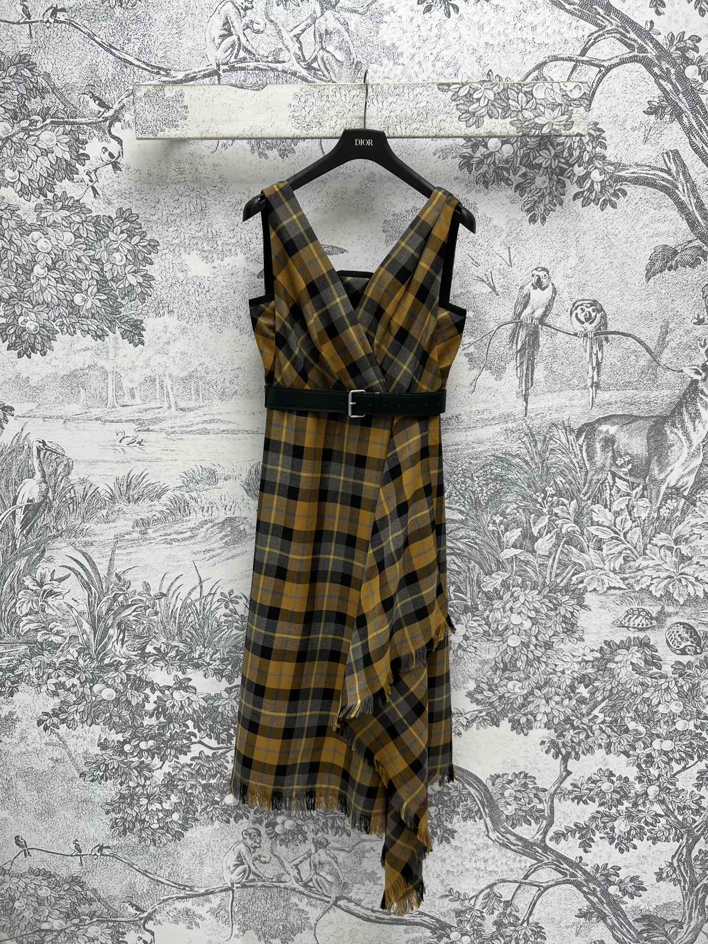 NO:296574,D Home 24 autumn and winter new styles Retro plaid wool series Puff sleeve small jacket   suit jacket   one-piece pleated skirt   one-piece pleated skirt   suspender dress Christmas is very suitable for the Chinese New Year. Three-dimensional slim cut and huge slim Customized retro plaid wool fabric Very fashionable whole piece plaid tailoring Customized logo belt matching at waist. The upper body is elegant and fashionable. Paired with high waist bottoms. Extend the body proportions. A very recommended item. It is not picky at all. Three-code SML,,dior, skirts, jackets & coats,business suit,alexander wang19860909D家 24秋冬新款 复古格纹毛呢系列 泡泡袖小外套 西装外套 一片式百褶短裙 一片式百褶半身裙 吊带连衣裙 圣诞 过年很适合哦 立体修身剪裁巨显瘦 定制的复古格纹羊毛面料 非常的洋气复古 整件对格纹剪裁 腰间定制logo皮带搭配 上身优雅又时尚 搭配高腰的下装 拉长身材比例 非常推荐的一款单品 完全不挑人 一色三码 SML,,dior,skirts,jackets & coats,business suit,alexander wang,Women's clothing