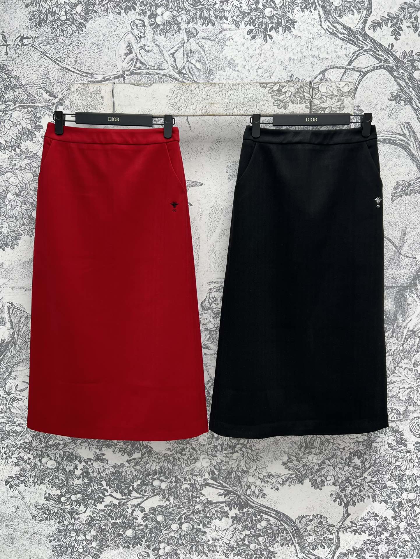 NO:296562,D Home 25 Early Spring New Style Little Bee Embroidered Woolen Skirt Three-dimensional Large Skirt Hem Cut Pocket Embroidery Little Bee Logo Embroidery High Waist Rear Slit Straight Skirt Hem The upper body is versatile and not picky, easy to create long legs proportions Two colors and three codes SML, Dior, skirts, alexander wang19860909D家 25早春新款 小蜜蜂刺绣毛呢半身裙 立体大裙摆剪裁 口袋刺绣小蜜蜂标识刺绣 高腰后开叉直筒裙摆 上身百搭不挑人 轻松打造大长腿比例 两色三码 SML,,dior,skirts,alexander wang,Women's clothing