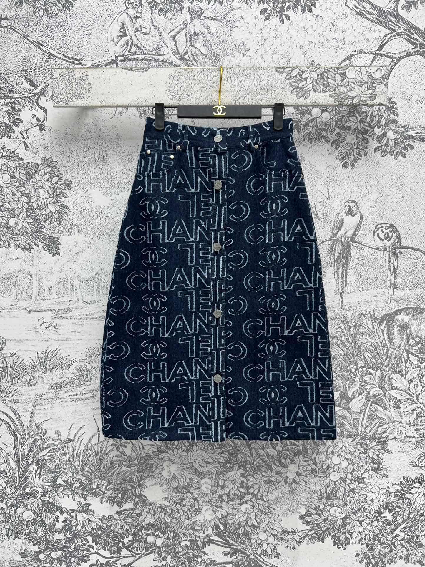 NO:296552,Xiaoxiang style 25 early spring new style, full-print logo embroidered denim skirt, high-waist single-breasted A-line style, full-letter logo embroidered edge design, full-length high-end texture, good-looking, easy to wear a small suspender, one-color three-code SML, skirts, alexander wang19860909小香风 25早春新款 满印logo刺绣牛仔半身裙 高腰单排扣A字版型 满字母logo刺绣毛边的设计 满满的高级质感 随便搭配都好看 穿个小吊带就能轻松出街 一色三码 SML,,skirts,alexander wang,Women's clothing