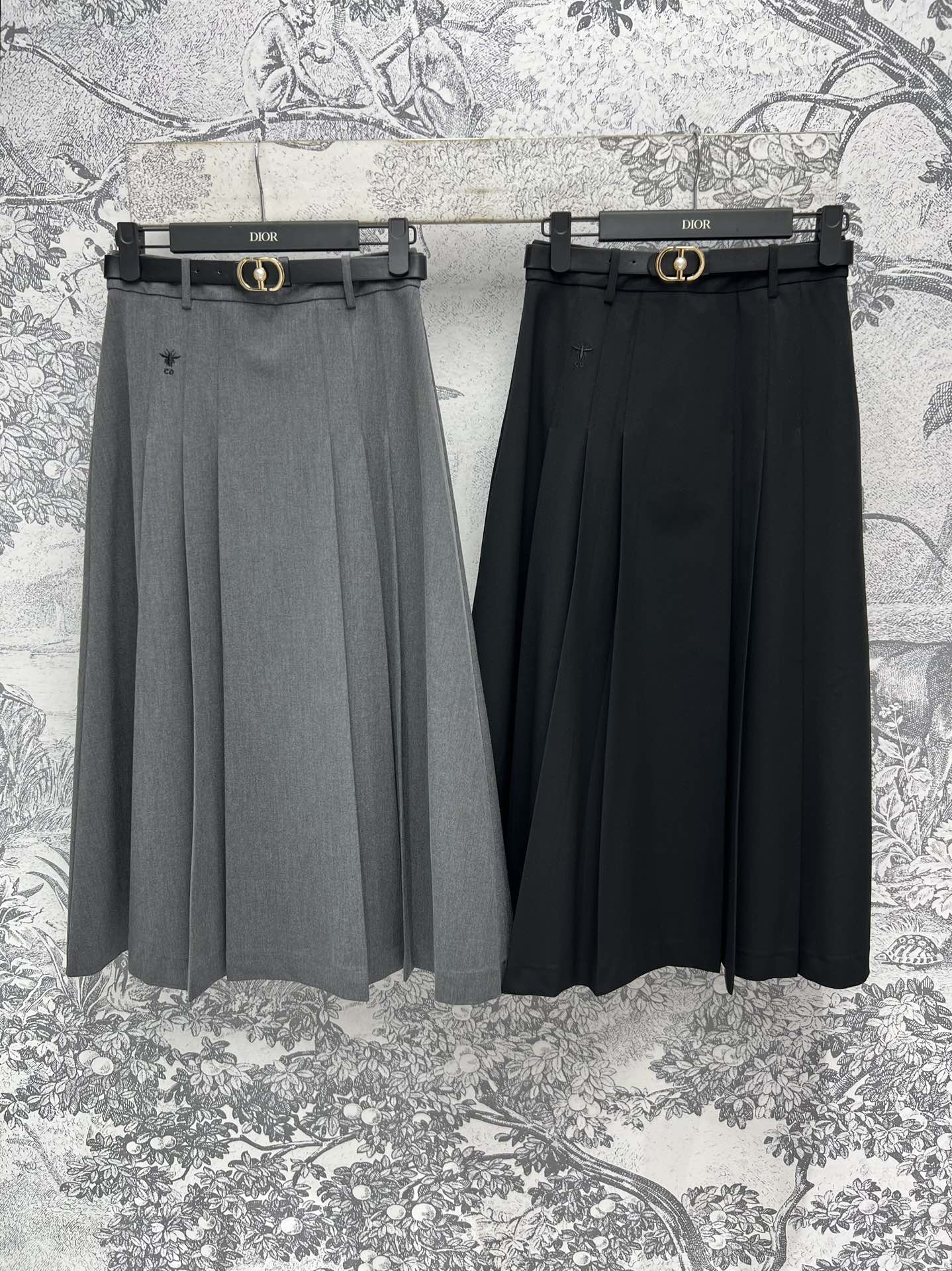 NO:296547,D Home 25 early spring new style college style retro jk style pleated long skirt custom high-substantiated fabric excellent texture delivery original open film custom CD metal buckle leather belt upper body art age-reducing high waist pleated skirt three-dimensional skirt age-reducing and casual and versatile length is also very stretched and proportional. The correct college style two colors and three codes SML, dior, skirts, alexander wang19860909D家 25早春新款 学院风 复古jk风压褶长半裙 定制高支数斜纹面料 质感超赞 配送原版开膜定制CD金属扣皮腰带 上身文艺减龄 高腰百褶裙摆 立体裙摆 减龄又休闲百搭 长度也很拉比例感 妥妥的学院风 两色三码 SML,,dior,skirts,alexander wang,Women's clothing