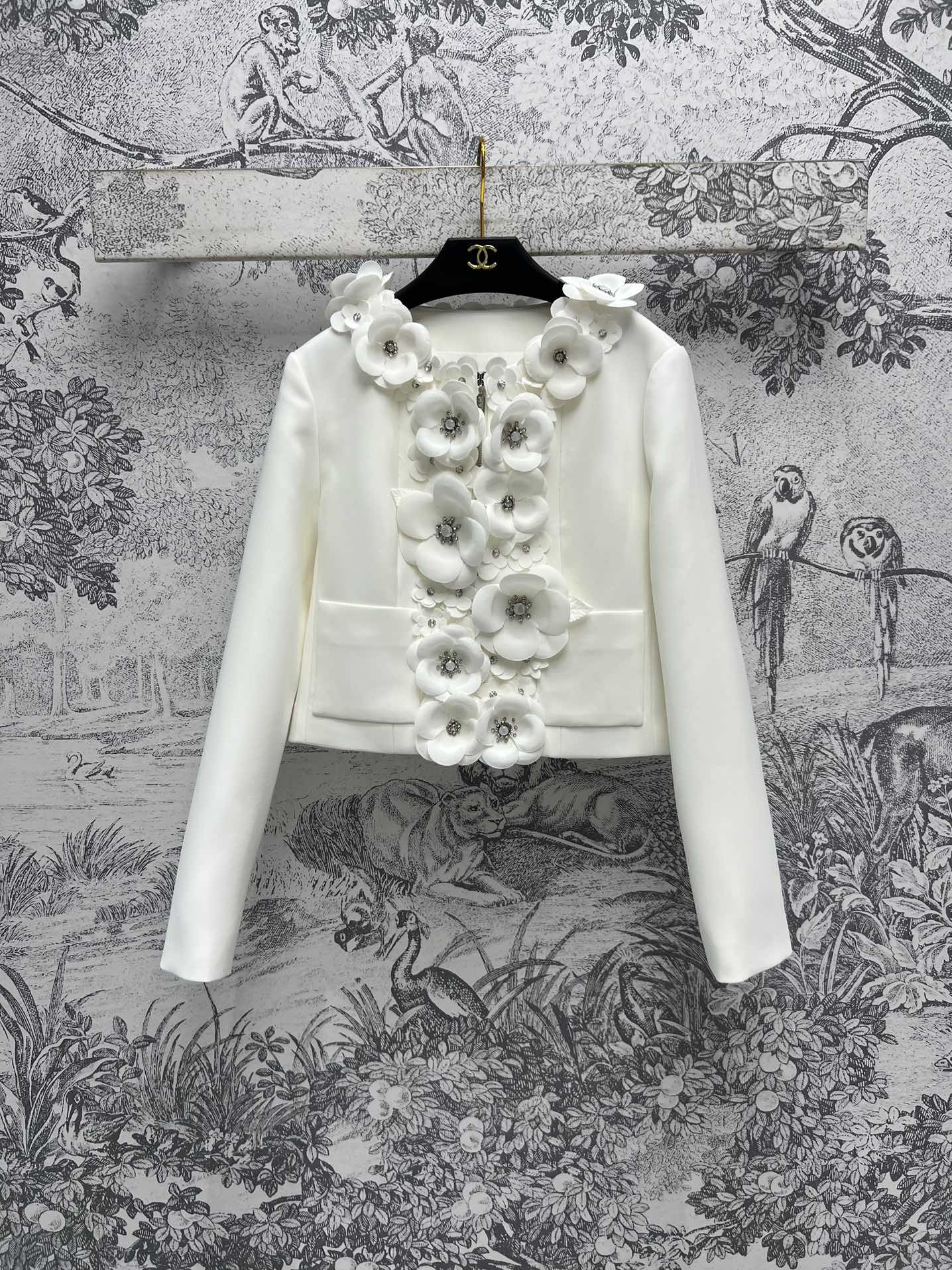 NO:296537,Xiaoxiangfeng 24 autumn and winter new style camellia three-dimensional flower suit jacket Xiaoxiangfeng famous tone With handmade three-dimensional camellia embellishment gorgeous and textured The elegant and fashionable white style is absolutely eye-catching. Daily outfits are more versatile. The recognition of logo zipper embellishment is great. The details are very good. One color and three codes SML,, jackets & coats, business suit, alexander wang19860909小香风 24秋冬新款 山茶花立体花朵西装外套 小香风的名媛调调 带有手工立体山茶花点缀华丽又质感 优雅时髦的白色系绝对吸睛无数 日常穿搭更百搭 logo拉链点缀的辩识度 细节很赞 一色三码 SML,,jackets & coats,business suit,alexander wang,Women's clothing