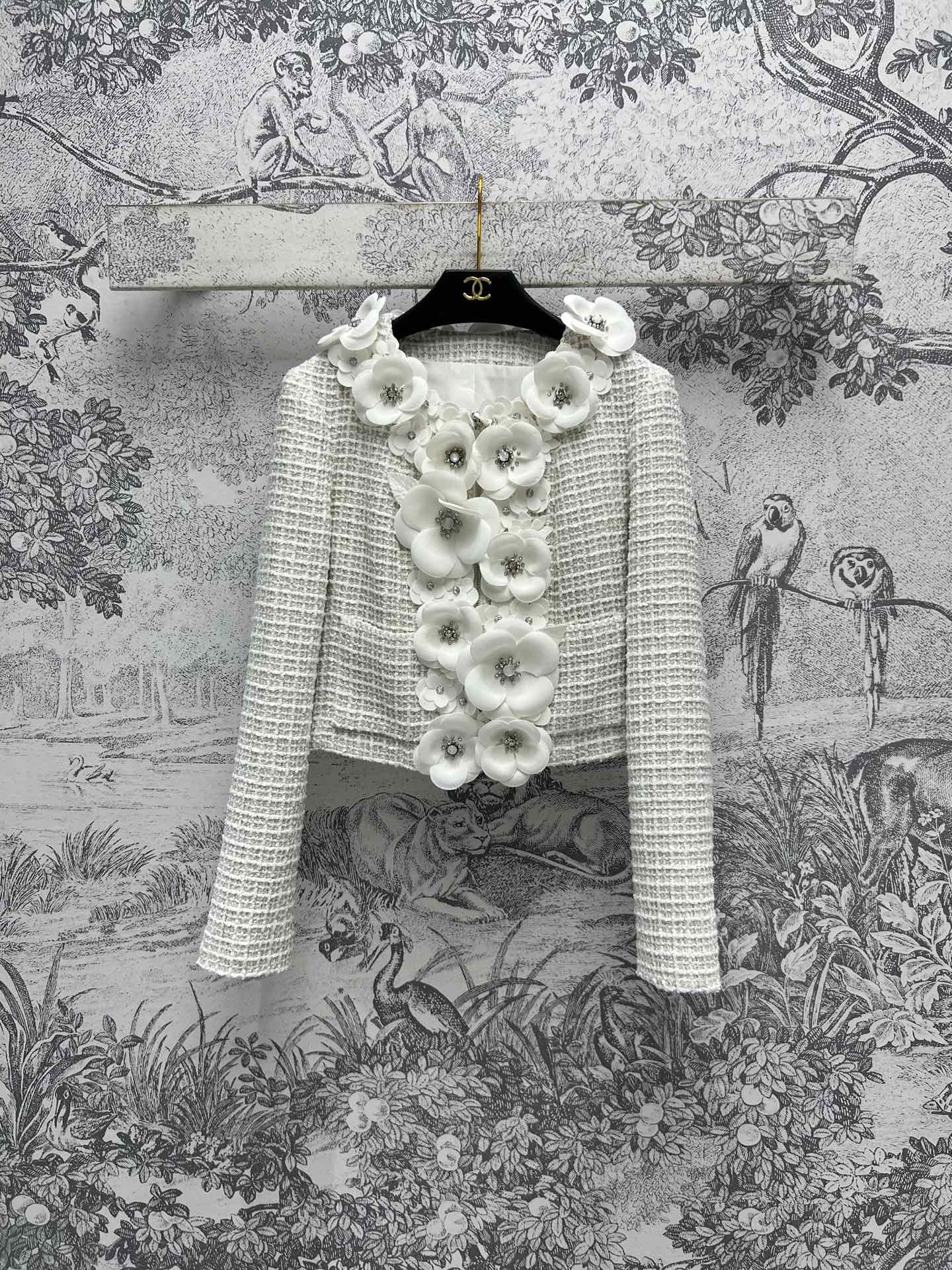 NO:296525,Xiaoxiangfeng 24 autumn and winter new style Camellia three-dimensional flower tweed jacket Xiaoxiangfeng famous tone With handmade three-dimensional camellia embellishment gorgeous and textured The elegant and fashionable white style is absolutely eye-catching. Daily outfits are more versatile. The recognition of logo zipper embellishment is great. The details are very good. One color and three codes SML,, jackets & coats,alexander wang19860909小香风 24秋冬新款 山茶花立体花朵粗花呢外套 小香风的名媛调调 带有手工立体山茶花点缀华丽又质感 优雅时髦的白色系绝对吸睛无数 日常穿搭更百搭 logo拉链点缀的辩识度 细节很赞 一色三码 SML,,jackets & coats,alexander wang,Women's clothing