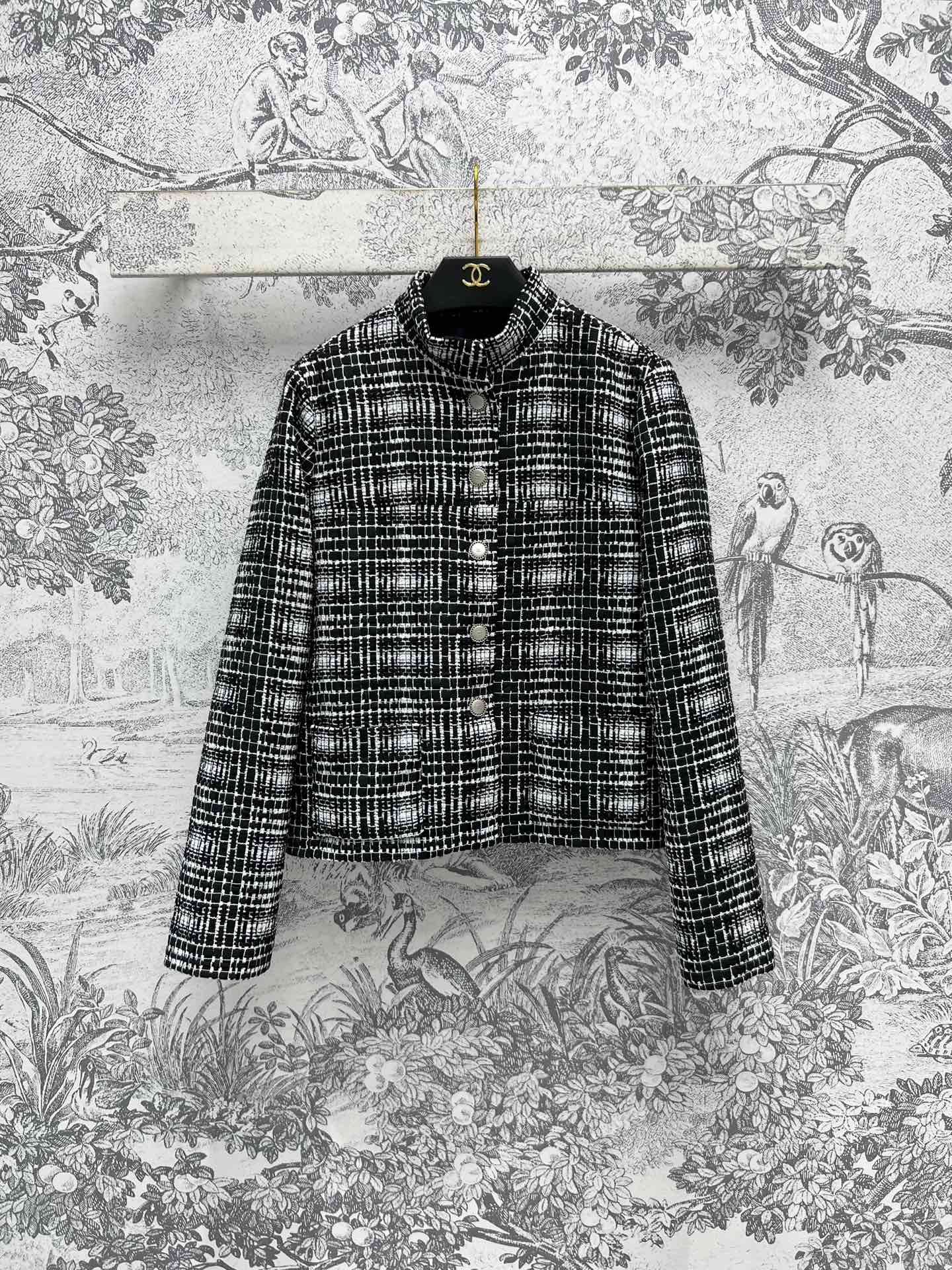 NO:296515,Xiaoxiang style 25 early spring new style black plaid tweed small fragrance jacket retro black plaid simple and elegant, easy to match with skin whiteness, slim and waist-hugging design, slim temperament, essential for important occasions Camellia lining, fine plaid tailoring, workmanship details are very particular, one color three codes SML,, jackets & coats, alexander wang19860909小香风 25早春新款 黑色格子粗花呢小香风外套 复古的黑色格子简约大气 显肤白好搭配 版型没得说修身收腰的设计显瘦气质 重要场合必备 山茶花里衬 对细格的剪裁 做工细节都很讲究 一色三码 SML,,jackets & coats,alexander wang,Women's clothing