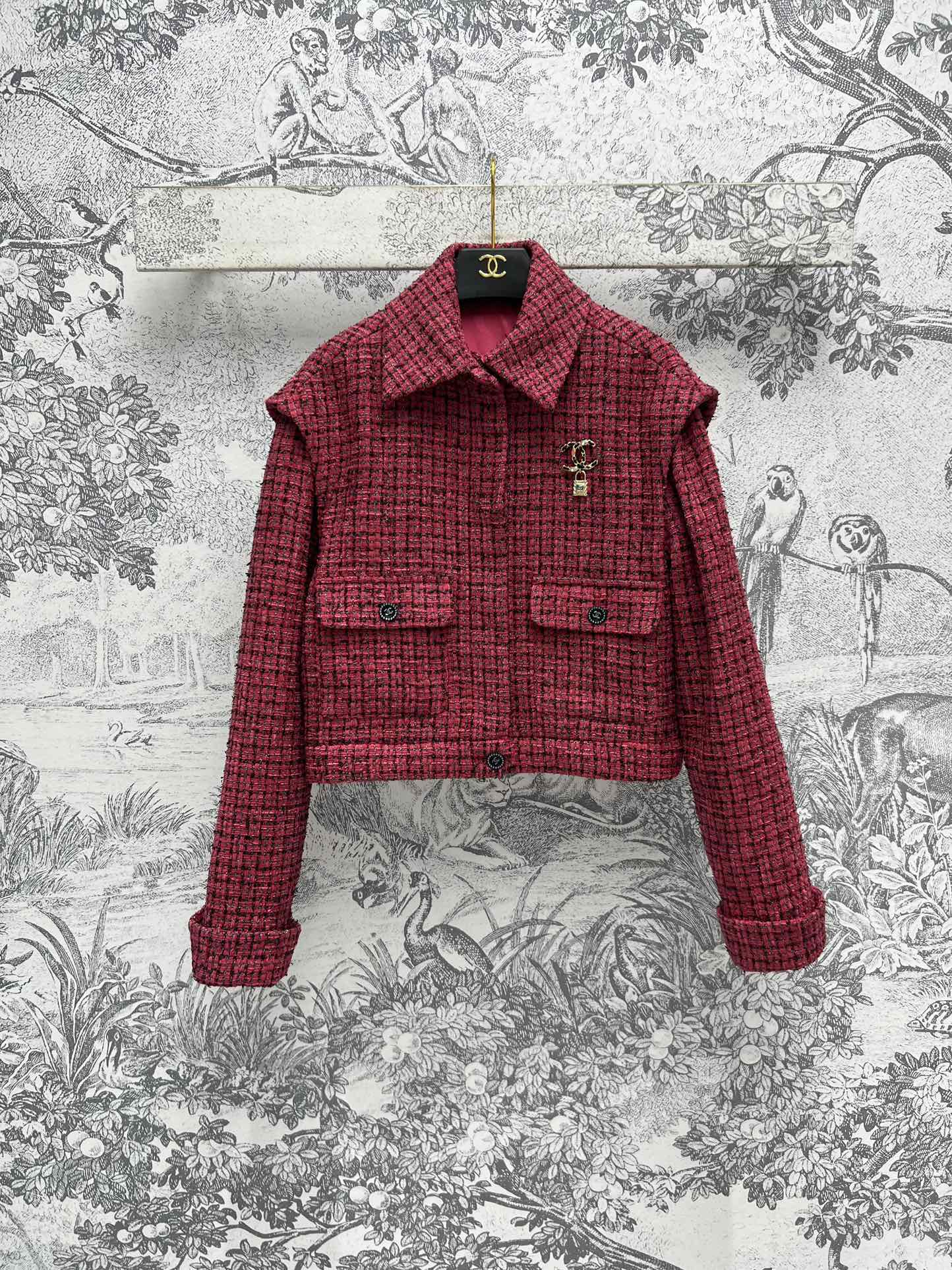 NO:296508,Xiaoxiang style 25 early spring new style, silver wire braided plaid tweed flying sleeve cardigan jacket, fake two-piece décor, super comfortable upper body, great style, short design can lengthen the body proportions, make the leg lines look longer, exquisite and decent tailored, double C-buckle decoration, the upper body can easily grasp the temperament of a famous lady, with random brooch, three-digit one color SML,, jackets & coats, brooch, breastpin, alexander wang19860909小香风 25早春新款 银丝编织格纹粗花呢飞袖开衫外套 假两件既视感 上身超级舒适 版型很赞 短款的设计可以拉长身材比例 显得腿部线条更加修长 剪裁精致得体 双C扣饰装饰 上身轻松拿捏气质名媛千金范儿 配随机胸针 一色三码 SML,,jackets & coats,brooch，breastpin,alexander wang,Women's clothing