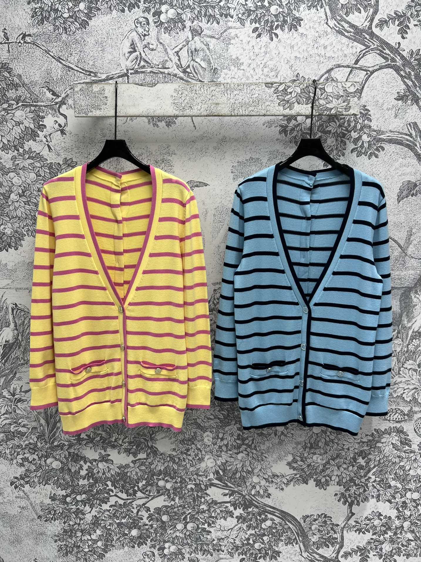 NO:296524,Xiaoxiangfeng 24 autumn and winter new style Contrast striped back single-breasted knitted cardigan Recommended daily wear The color matching is very refreshing Contrast striped V-neck loose design Not picky at all The back logo is full of single-breasted design, solid color upper body is versatile and not picky at all, any item can be matched Wool yarn fabric Soft and glutinous The upper body is super comfortable Two-color three-code SML, alexander wang19860909小香风 24秋冬新款 撞色条纹后背单排扣针织开衫 日常穿搭推荐 配色很清爽 撞色条纹V领宽松设计 完全不挑人 后背logo单排扣设计感十足 纯色上身百搭不挑人 任何单品都可搭配 羊毛纱线面料 软软糯糯的 上身超级舒适 两色三码 SML,,alexander wang,Women's clothing