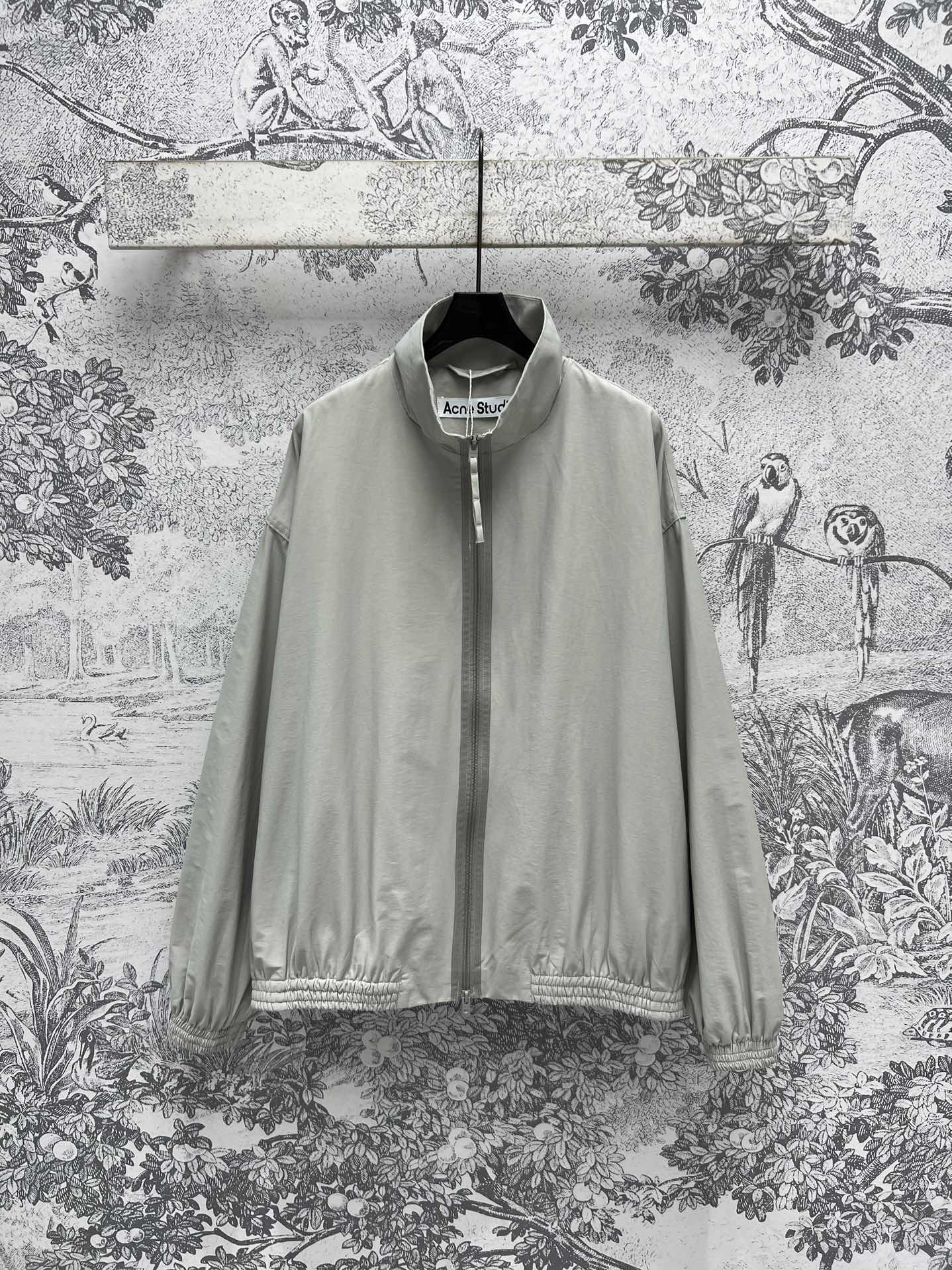 NO:296514,New early spring style AC letter 1996 embroidered stand collar casual jacket Loose windbreaker jacket A must-have sunscreen windbreaker jacket for outdoor sports AC letter 1996 embroidered on the back Simple yet stylish feeling The upper body is handsome and casual and versatile Two colors and three codes SML, Jackets & coats,alexander wang19860909早春新款 AC字母1996刺绣立领休闲外套 宽松防风衣外套 出门户外运动必备的防晒风衣外套 后背AC字母1996刺绣点缀 简约又不失时尚感 上身帅气又随性百搭 两色三码 SML,,jackets & coats,alexander wang,Women's clothing