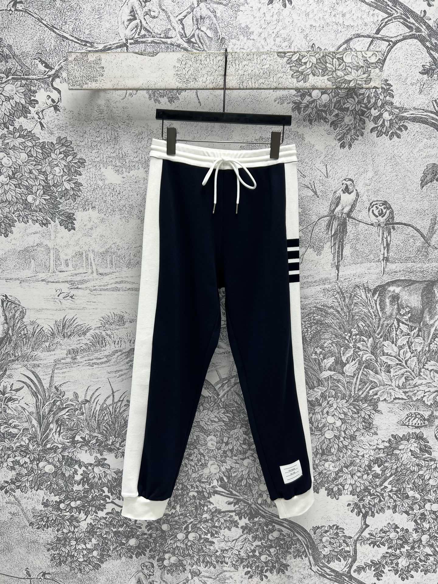NO:297671,TB 25 early spring new style, four-stripe contrasting hoodie   four-stripe contrasting trousers, four-stripe contrasting trousers, four-stripe decorative splicing design, classic and fashionable, hoodie with elastic waist contrasting short skirt, youthful vitality, gray and white contrasting tailoring design, refreshing and white, sports and casual style, versatile upper body, not picky, modify the figure and reduce age, essential series for casual sports, one color, three codes, SML, skirts, hats, alexander wang19860909TB 25早春新款 四条纹撞色连帽衫 四条纹撞色短裙 四条纹撞色长裤 四条纹装饰拼接设计 经典又时髦 连帽衫搭配松紧腰撞色短裙 扑面而来的青春活力 灰白撞色剪裁设计 清爽又显白 运动休闲版型 上身百搭不挑人 修饰身形又超级减龄 休闲运动必备系列 一色三码 SML,,skirts,hats,alexander wang,Women's clothing