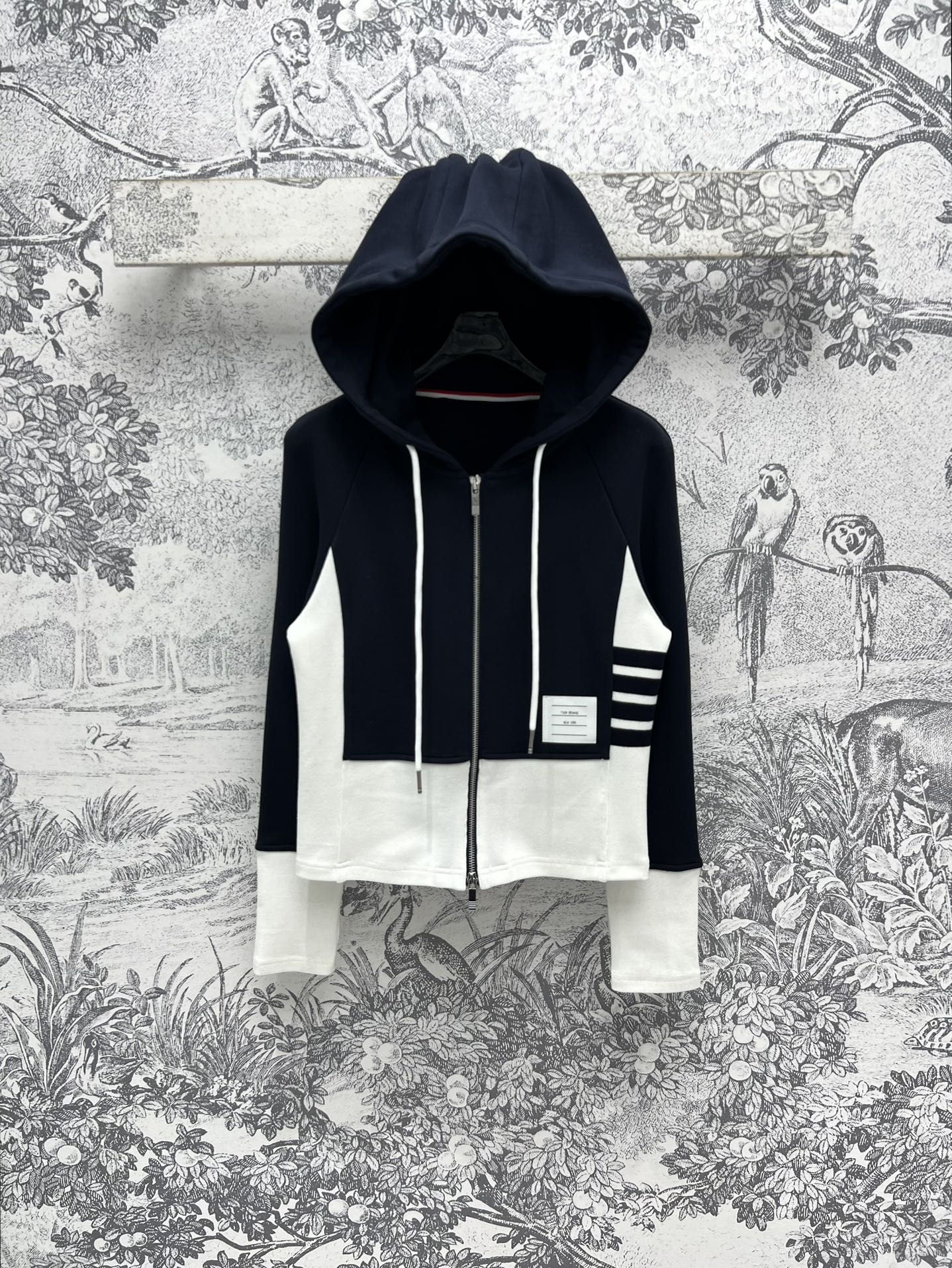 NO:297666,TB 25 early spring new style, four-stripe contrasting hoodie   four-stripe contrasting trousers, four-stripe contrasting trousers, four-stripe decorative splicing design, classic and fashionable, hoodie with elastic waist contrasting short skirt, youthful vitality, gray and white contrasting tailoring design, refreshing and white, sports and casual style, versatile upper body, not picky, modify the figure and reduce age, essential series for casual sports, one color, three codes, SML, skirts, hats, alexander wang19860909TB 25早春新款 四条纹撞色连帽衫 四条纹撞色短裙 四条纹撞色长裤 四条纹装饰拼接设计 经典又时髦 连帽衫搭配松紧腰撞色短裙 扑面而来的青春活力 灰白撞色剪裁设计 清爽又显白 运动休闲版型 上身百搭不挑人 修饰身形又超级减龄 休闲运动必备系列 一色三码 SML,,skirts,hats,alexander wang,Women's clothing