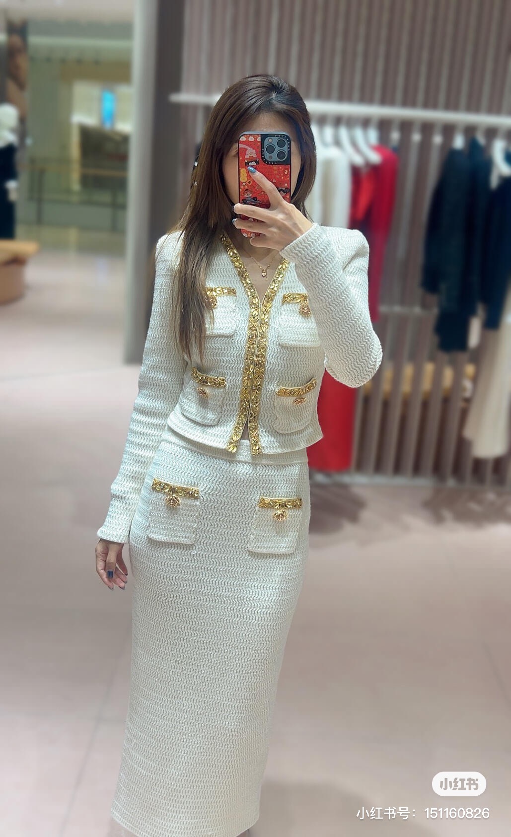 NO:297704,Top skirt self-portrait* 25 early spring new style, small fragrance style V-neck top   high-waist hip skirt, high-end fashionable and classic small fragrance style, short style top waist-hugging, simple and clean outline, golden gorgeous bead buttons shine and lively, overall casual and high-end feeling, red has auspicious and beautiful meaning, must-have sets for the year, can also be matched separately, two colors and three codes, SML, skirts, alexander wang19860909上衣半裙self-portrait* 25早春新款 小香风V领上衣 高腰包臀半裙 高定时髦感经典小香风版型 上衣短款收腰 轮廓简洁干浄 金色华丽的钉珠纽扣闪耀灵动 整体随性且高级感 红色有着吉祥美好的寓意开年必备套装也可分开搭配怎么都很合适两色三码 SML,,skirts,alexander wang,Women's clothing