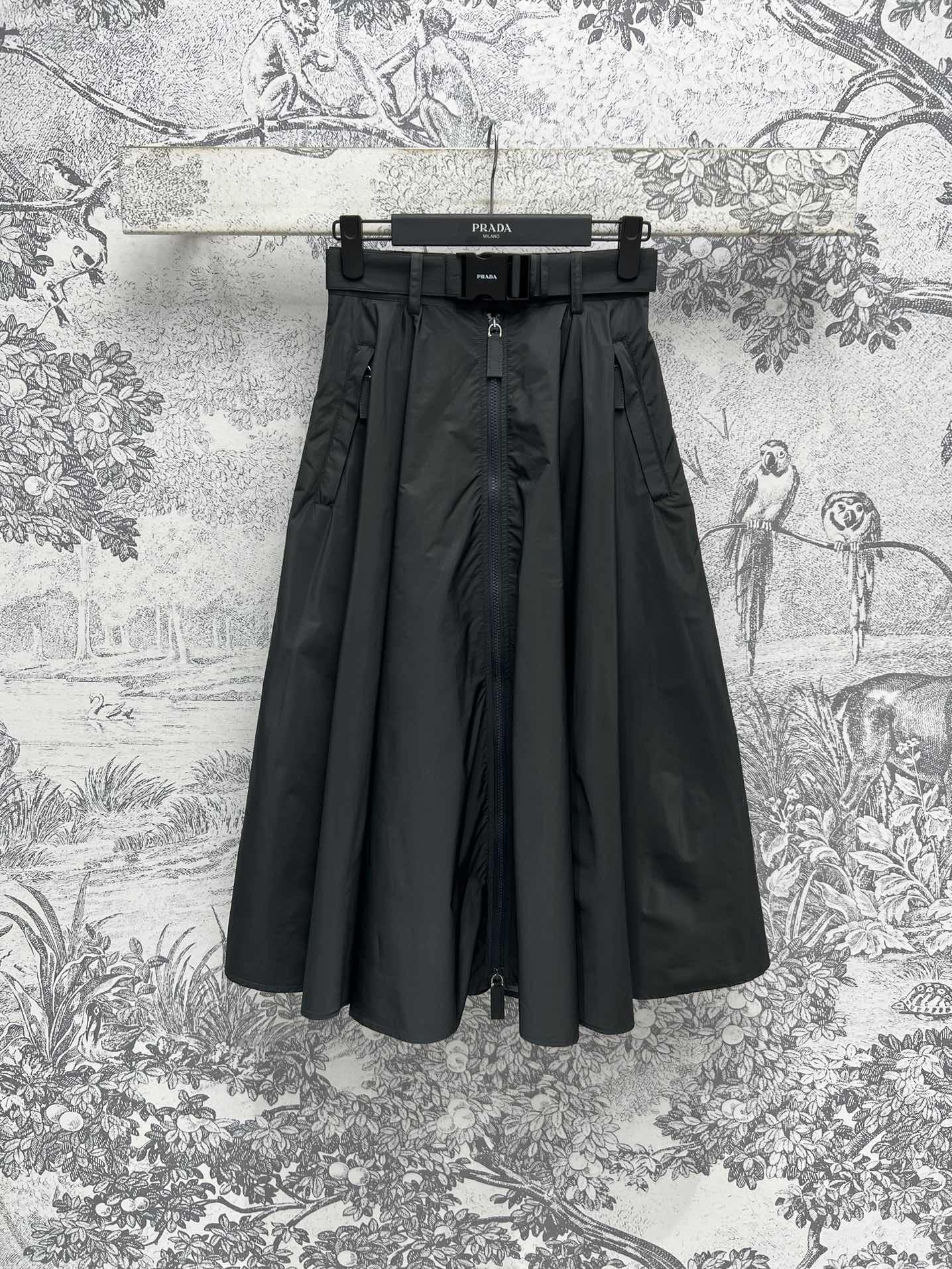 NO:297696,PD Home 25 Early Spring New Style Zippered A-line Umbrella Skirt with a handsome feel Classic mid-length A-line Skirt with a lengthening leg proportion in one second Suitable for all body shapes Easy to cover the flesh and make you look slimming on the upper body slim and versatile and fashionable Daily matching vest Cool and handsome styling YB consistent nylon fabric One color three-code SML, dior, skirts, alexander wang19860909PD家 25早春新款 拉链装饰A字伞裙 自带帅气感 经典中长款A字版型裙子 一秒拉长腿比例 适合各种身材 轻松遮肉显瘦 上身显瘦又百搭时髦 日常搭配小背心 又酷又帅气的造型 YB一致尼龙面料 一色三码 SML,,dior,skirts,alexander wang,Women's clothing