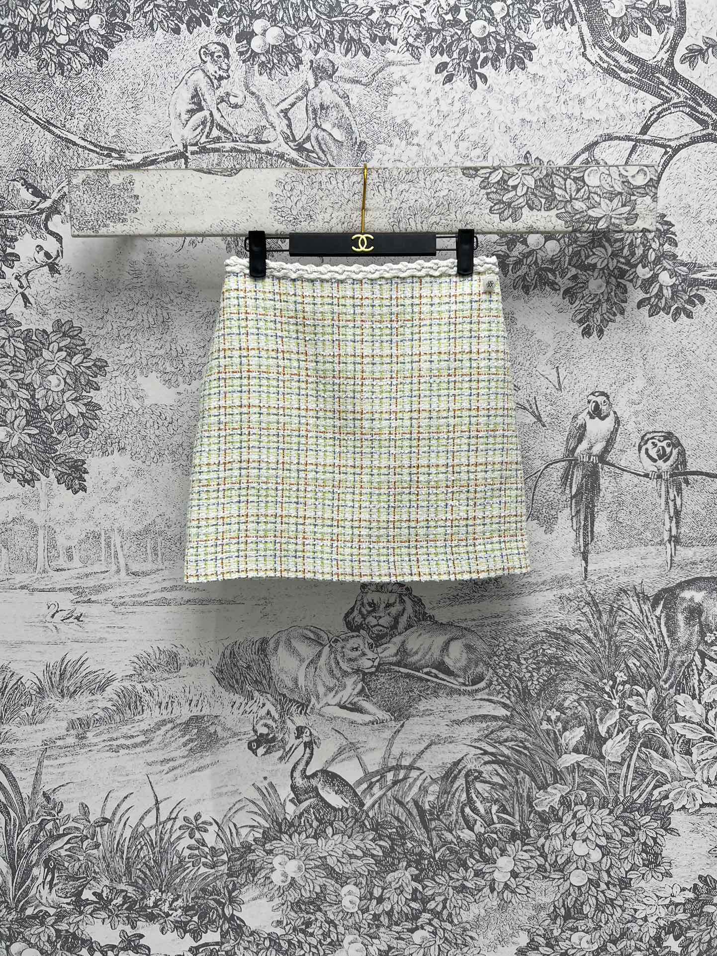 NO:297661,Xiaoxiangfeng 25 early spring new style Colorful plaid tweed jacket   short skirt Removable hat Hooded jacket loose style Bright colors Free and cheerful jump Small fresh and gentle feeling Two-piece splicing on the sleeves Super age-reducing girl One set of matching The upper body looks slimming and taller everyday matching Full of fashionable style Three-code SML, Skirts, Jackets & coats, Jackets & coats, Hats, Alexander wang19860909小香风 25早春新款 彩色格纹小香风花呢外套 短裙 可拆卸帽子 连帽夹克宽松版型 明亮的颜色 自由欢快的跳跃 小清新温柔感 衣袖处拼接假两件设计 超级减龄少女 一套搭配 上身显瘦显高绝绝子 日常搭配 满满的时髦范一色三码 SML,,skirts,jackets & coats,jackets & coats,hats,alexander wang,Women's clothing