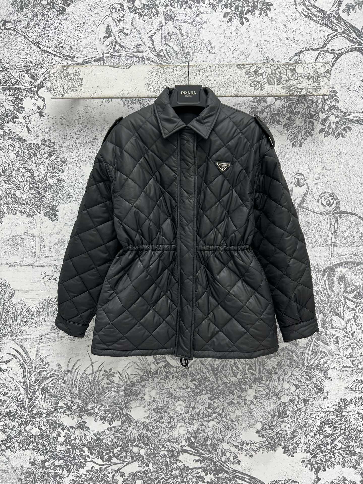 NO:297637,PD Home 25 Early Spring New Style, Rattan plaid sewn cotton short jacket   waist-closing long jacket, classic H-style temperament, small lapel retro and elegant, perfect interpretation of modern and fashionable temperament goddess, imported memory nylon fabric, cotton clamped cotton texture, wide version, huge slim upper body, light and warm fabric, customized imported webbing edging process, perfect craftsmanship quality of imported machines, one color, three codes, SML, dior, jackets & coats, alexander wang19860909PD家 25早春新款 藤格纹衍缝夹棉短款外套 收腰长款外套 经典H版型气质小翻领复古优雅 完美演绎摩登时髦的气质女神 进口记忆尼龙面料夹棉质感挺阔版型上身巨显瘦 轻盈保暖面料 定制进口织带包边工艺 进口机缝隙对格完美做工品质看细节 一色三码 SML,,dior,jackets & coats,alexander wang,Women's clothing