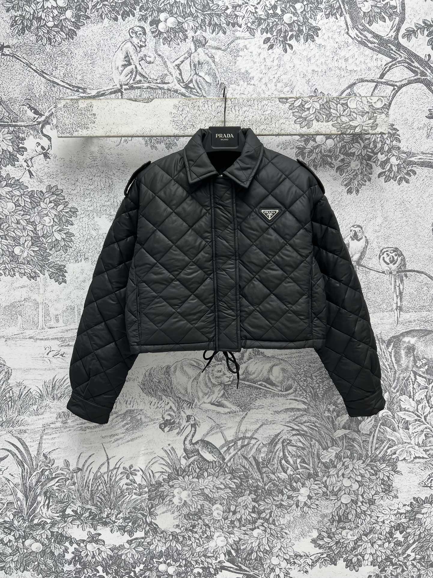 NO:297689,PD Home 25 Early Spring New Style, Rattan plaid sewn cotton short jacket   waist-closing long jacket, classic H-style temperament, small lapel retro and elegant, perfect interpretation of modern and fashionable temperament goddess, imported memory nylon fabric, cotton clamped cotton texture, wide version, huge slim upper body, light and warm fabric, customized imported webbing edging process, perfect craftsmanship quality of imported machines, one color, three codes, SML, dior, jackets & coats, alexander wang19860909PD家 25早春新款 藤格纹衍缝夹棉短款外套 收腰长款外套 经典H版型气质小翻领复古优雅 完美演绎摩登时髦的气质女神 进口记忆尼龙面料夹棉质感挺阔版型上身巨显瘦 轻盈保暖面料 定制进口织带包边工艺 进口机缝隙对格完美做工品质看细节 一色三码 SML,,dior,jackets & coats,alexander wang,Women's clothing