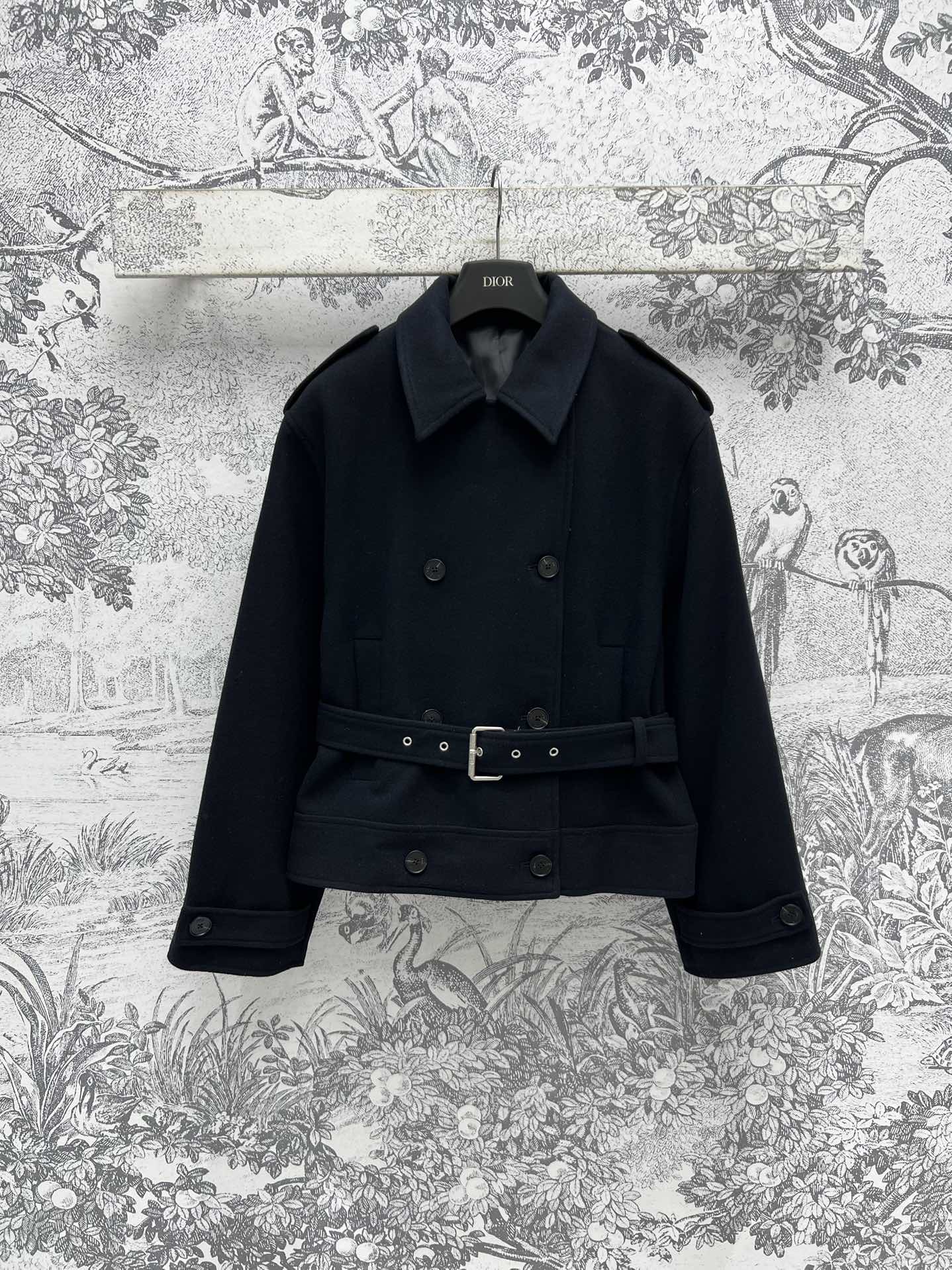 NO:297628,D Home 25 Early Spring New Double-breasted waist-hugging short windbreaker jacket Classic short windbreaker design Exquisite and capable and decent upper body A rare short windbreaker can be easily controlled by a small person. Paired with this cloth belt and waist-hugging, the golden proportion figure immediately gets it. It is also easy to match. Customized fabrics are covered with stylish one color and three codes SML, dior, jackets & coats, gold, alexander wang19860909D家 25早春新款 双排扣收腰短款风衣外套 经典款短版风衣设计 上身精致又干练得体 很少见到的短风衣 小个子也能轻松驾驭 搭配本布腰带收腰 黄金比例身材立马get 搭配起来也很随心应手 定制的面料挻括有型 一色三码 SML,,dior,jackets & coats,gold,alexander wang,Women's clothing