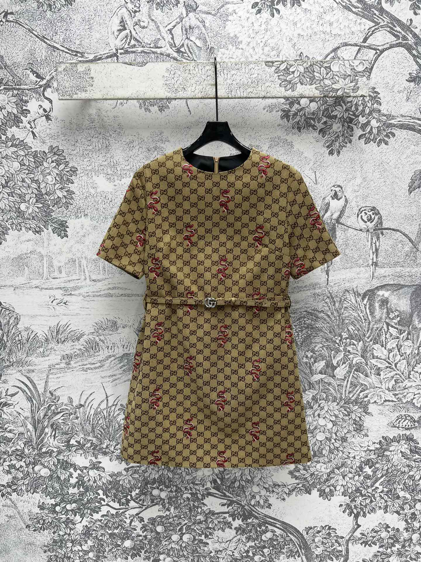 NO:297647,G Home 25 Early Spring Limited Series New Double G Jacquard Embroidery Zodiac Snake Series Stand-collar down jacket   lapel suit cotton jacket   high waist cotton short skirt   short sleeve belt dress Customized classic double G jacquard   heavy industry animal embroidery set fabric Classic will not be outdated, durable and fashionable Embroidery Zodiac Snake pattern design Visually eye-catching A set of series matching temperament and age-reducing it's suitable for dates and going out. Super temperament Three codes SML, gucci, skirts, jackets & coats, T-shirt, down jacket, alexander wang19860909G家 25早春限定系列新款 双G提花刺绣生肖蛇系列 立领羽绒外套  翻领西服间棉外套 高腰间棉短裙 短袖腰带连衣裙 定制经典的双G提花 重工动物刺绣定面料 经典不会过时 耐看又时髦 刺绣生肖蛇图案设计 视觉上抢眼 一套系列搭配气质又减龄 约会出街都合适 超级显气质 一色三码 SML,,gucci,skirts,jackets & coats,T-shirt,down jacket,alexander wang,Women's clothing