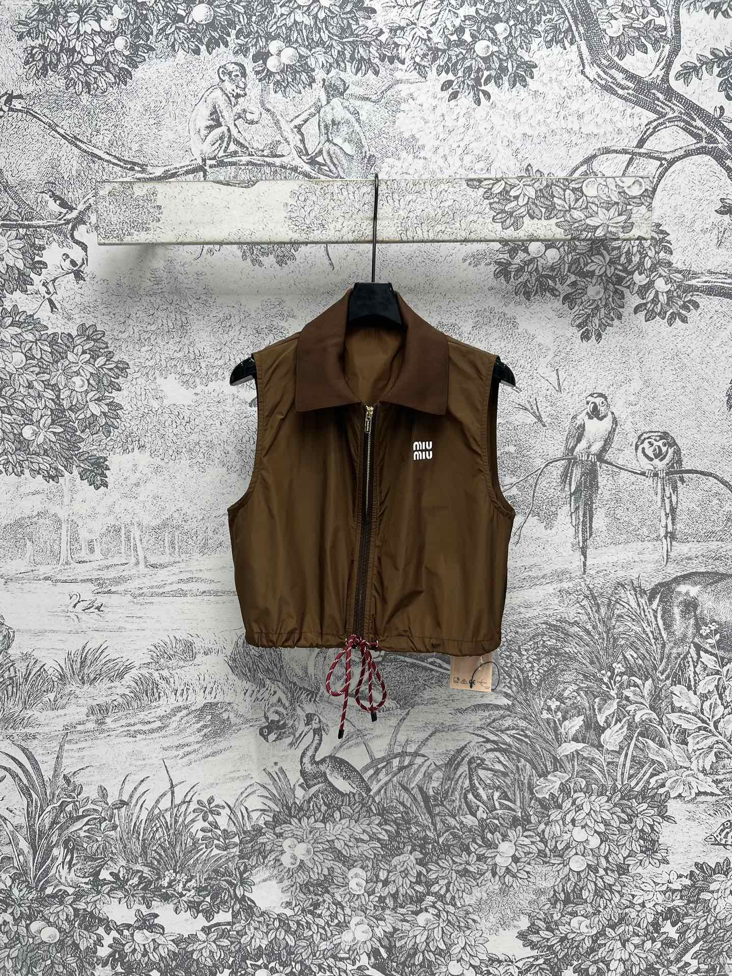 NO:297641,Miu 25 early spring new style, popular nylon casual series, street-fried casual artifact, lapel vest jacket   elastic waist shorts   hooded shorts jacket   hooded trousers jacket, save trouble with matching, hooded drawstring jacket, super style is not picky, with a little wide version, custom logo on the chest, nylon fabric, relatively light texture, a series of matching, fashionable and stylish, one color, three codes, SML,,miumiu, shorts, jackets & coats, jackets & coats,hats,alexander wang19860909Miu 25早春新款 高人气尼龙休闲系列 炸街休闲神器 翻领马甲外套 松紧腰短裤  连帽短裤外套 连帽长裤外套 省搭配麻烦 连帽抽绳夹克外套 版型超级不挑人 带点阔版的感觉 胸口定制标志字母logo 尼龙面料 比较轻薄质感 一系列搭配上身时髦又有型 一色三码 SML,,miumiu,shorts,jackets & coats,jackets & coats,hats,alexander wang,Women's clothing