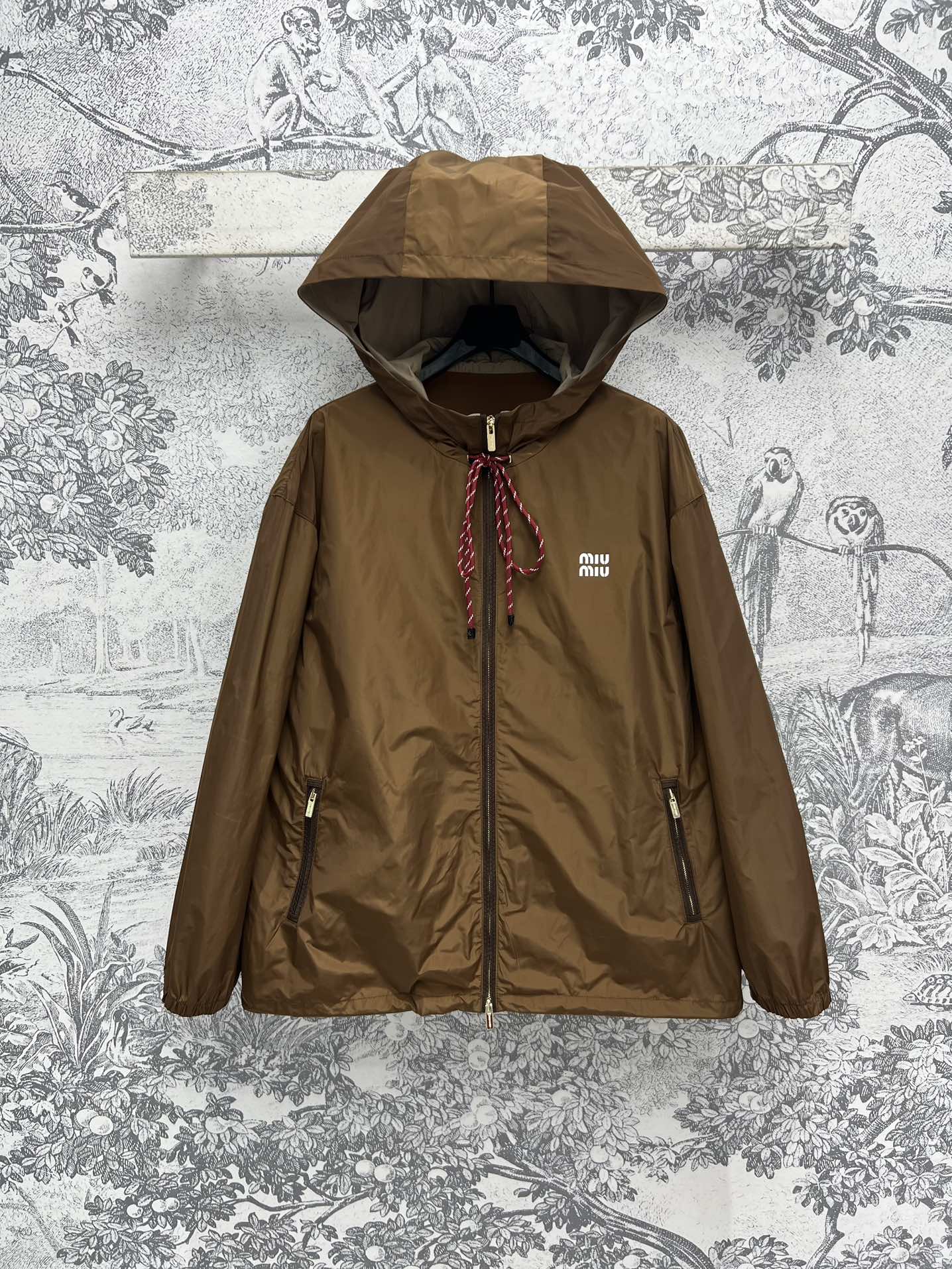 NO:297635,Miu 25 early spring new style, popular nylon casual series, street-fried casual artifact, lapel vest jacket   elastic waist shorts   hooded shorts jacket   hooded trousers jacket, save trouble with matching, hooded drawstring jacket, super style is not picky, with a little wide version, custom logo on the chest, nylon fabric, relatively light texture, a series of matching, fashionable and stylish, one color, three codes, SML,,miumiu, shorts, jackets & coats, jackets & coats,hats,alexander wang19860909Miu 25早春新款 高人气尼龙休闲系列 炸街休闲神器 翻领马甲外套 松紧腰短裤  连帽短裤外套 连帽长裤外套 省搭配麻烦 连帽抽绳夹克外套 版型超级不挑人 带点阔版的感觉 胸口定制标志字母logo 尼龙面料 比较轻薄质感 一系列搭配上身时髦又有型 一色三码 SML,,miumiu,shorts,jackets & coats,jackets & coats,hats,alexander wang,Women's clothing