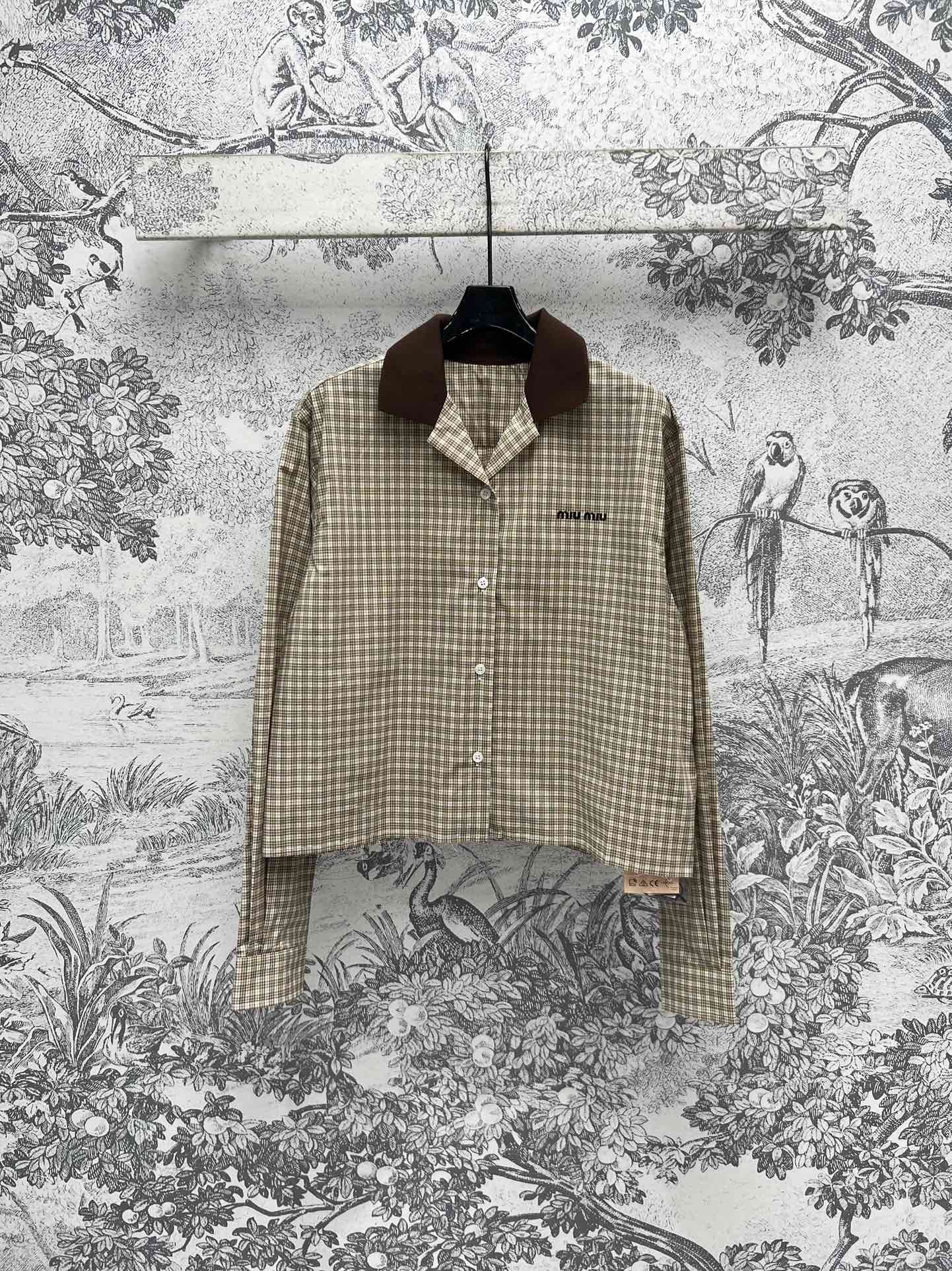 NO:297630,Miu 25 early spring new style college style sub-series lapel shirt   short skirt   lapel short sleeve dress texture online The style is versatile and not picky, the upper body is so beautiful, immediately grasp the youthful and energetic girlish feeling, perfect workmanship quality depends on the details, one color three codes SML,,miumiu, skirts,shirts,T-shirt,alexander wang19860909Miu 25早春新款 学院风格子系列 翻领衬衫 短裙 翻领短袖连衣裙 质感在线 版型百搭不挑人 上身美得不要不要的 立马拿捏青春活力的减龄少女感 完美做工品质看细节 一色三码 SML,,miumiu,skirts,shirts,T-shirt,alexander wang,Women's clothing