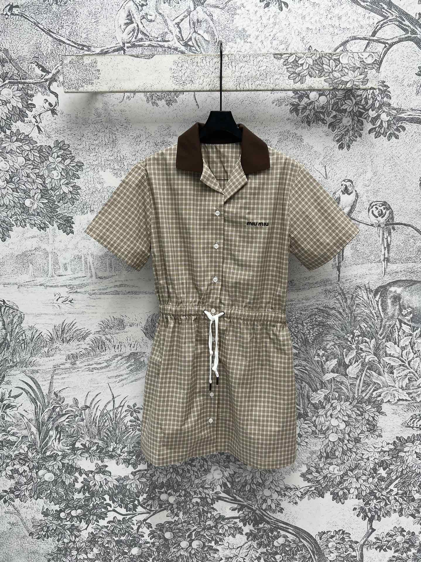 NO:297623,Miu 25 early spring new style college style sub-series lapel shirt   short skirt   lapel short sleeve dress texture online The style is versatile and not picky, the upper body is so beautiful, immediately grasp the youthful and energetic girlish feeling, perfect workmanship quality depends on the details, one color three codes SML,,miumiu, skirts,shirts,T-shirt,alexander wang19860909Miu 25早春新款 学院风格子系列 翻领衬衫 短裙 翻领短袖连衣裙 质感在线 版型百搭不挑人 上身美得不要不要的 立马拿捏青春活力的减龄少女感 完美做工品质看细节 一色三码 SML,,miumiu,skirts,shirts,T-shirt,alexander wang,Women's clothing