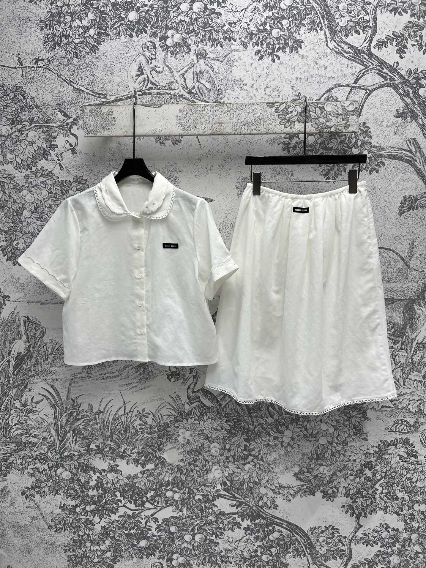 NO:297644,Miu 25 early spring new style, linen fresh suit, doll collar short-sleeved shirt   skirt, fabric is quite wide and textured, high-end and durable, chest brand patch logo embellishment, full of high-end texture, good breathability, comfortable and refreshing upper body, with a small freshness that reduces age, good looking whether it is single or layered, easy to cover the flesh and make it look slimming, one color, three codes SML,,miumiu, skirts, shirts, T-shirts, alexander wang19860909Miu 25早春新款 亚麻小清新套装 娃娃领短袖衬衫 半身裙 面料挺阔有质感 高级耐看 胸前品牌贴布Logo点缀 高级感满满 肌理感在线透气性佳上身舒适清爽 自带减龄的小清新感 无论是单穿还是叠搭都好看 轻松遮肉显瘦 一色三码 SML,,miumiu,skirts,shirts,T-shirt,alexander wang,Women's clothing