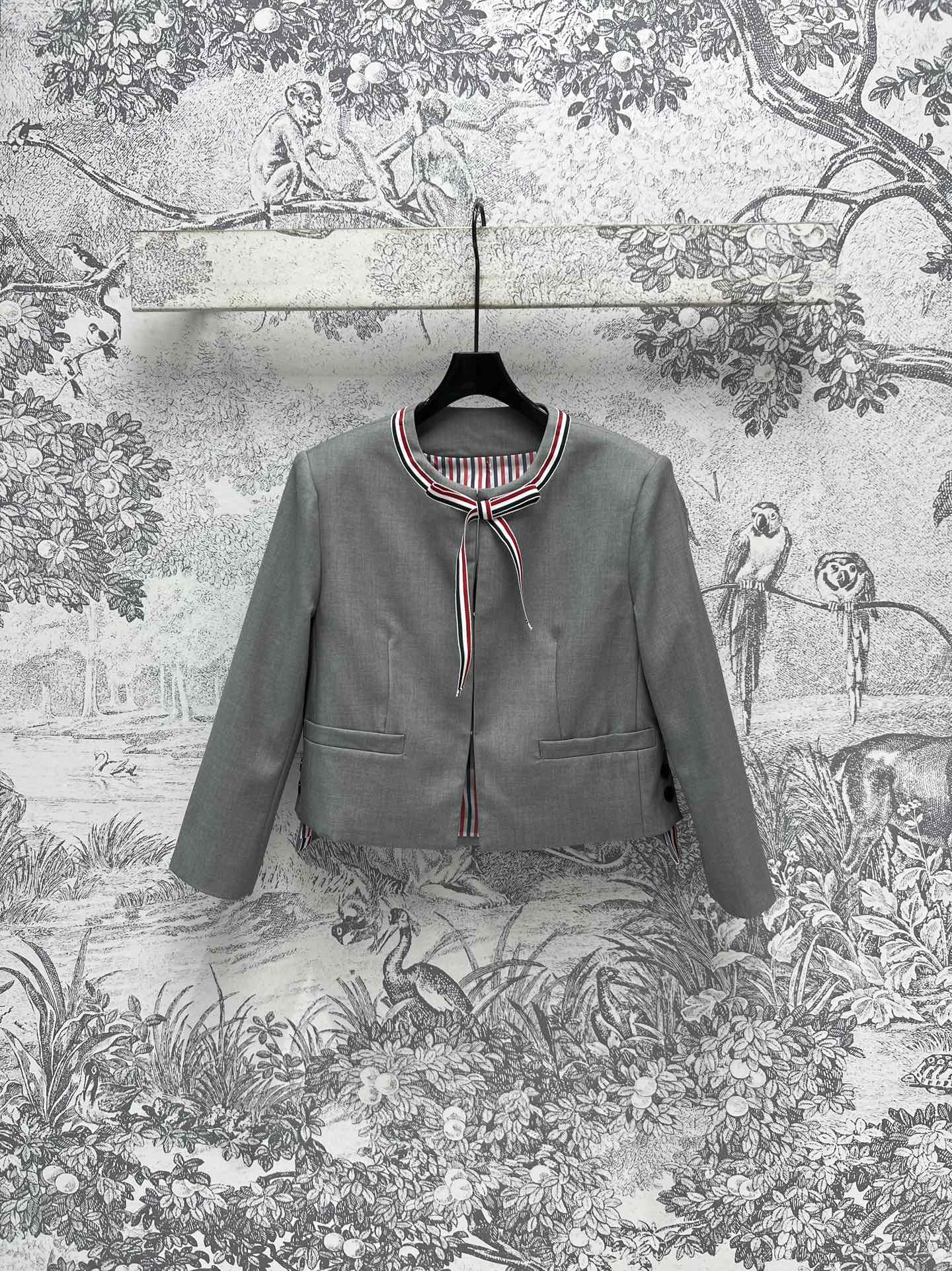 NO:297657,TB 25 early spring new style, striped bow gray jacket   skirt suit, a perfect set, easy to show the temperament of the famous, iconic striped graffiti logo, very fashionable, the lining is also a contrasting element of classic stripes, the details are very well-made, one color three codes SML,, skirts, jackets & coats, alexander wang19860909TB 25早春新款 条纹蝴蝶结灰色外套 半身裙套装 很完美的一套 轻松显名媛气质 标志性条纹罗缎标饰 很有时髦感 里衬也是经典条纹的撞色元素 细节做工很到位 一色三码 SML,,skirts,jackets & coats,alexander wang,Women's clothing