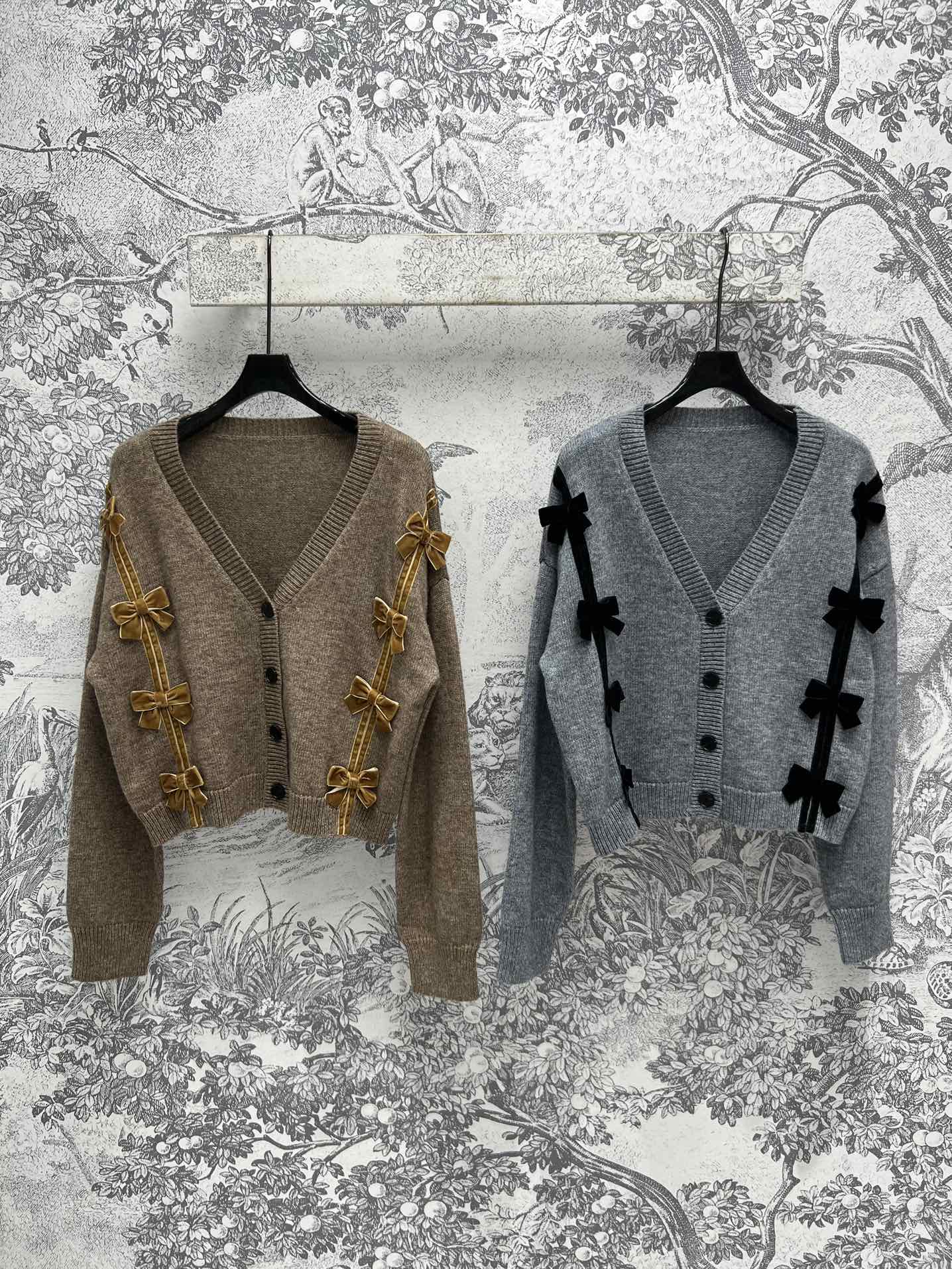 NO:297638,New early spring style V-neck bow knit cardigan on both sides. The design is girly and stylish. Velvet bow decoration on both sides. Sweet and gentle and elegant. A full girlish temperament. Cashmere wool blended fabric. Short style looks slim on the upper body. Two colors and three codes. SML, alexander wang19860909早春新款 V领两侧蝴蝶结针织开衫 设计少女又很有型 两侧丝绒蝴蝶结装饰 甜美温柔又带着优雅感 十足的少女减龄气质 羊绒羊毛混纺面料 短款版型上身很显瘦 两色三码 SML,,alexander wang,Women's clothing