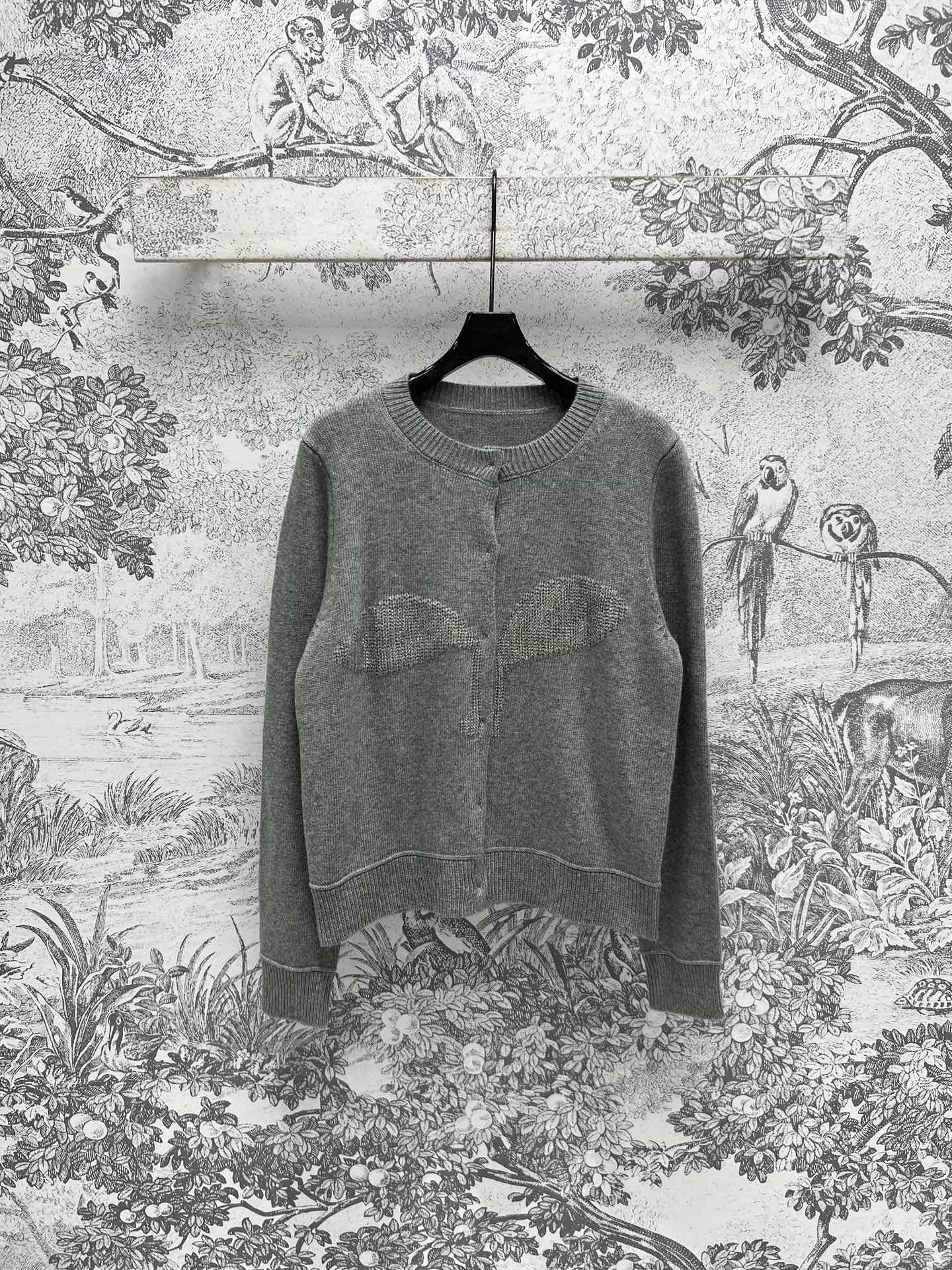 NO:297629,New early spring style, same as Yang Mi, round neck, hot diamond, small bud knitted cardigan, easy to control at all ages, create a comfortable and elegant early spring style, small sexy, versatile and high daily wearability, gray is also very high-end, imported yarn texture is comfortable, one color, three codes SML, alexander wang19860909早春新款 杨幂同款 圆领烫钻小芽针织开衫 各种年龄皆可轻松驾驭 打造舒适优雅的早春造型 小性感拿捏妥妥 百搭且日常实穿性很高 灰色也是非常的高级 进口纱线质感舒适 一色三码 SML,,alexander wang,Women's clothing