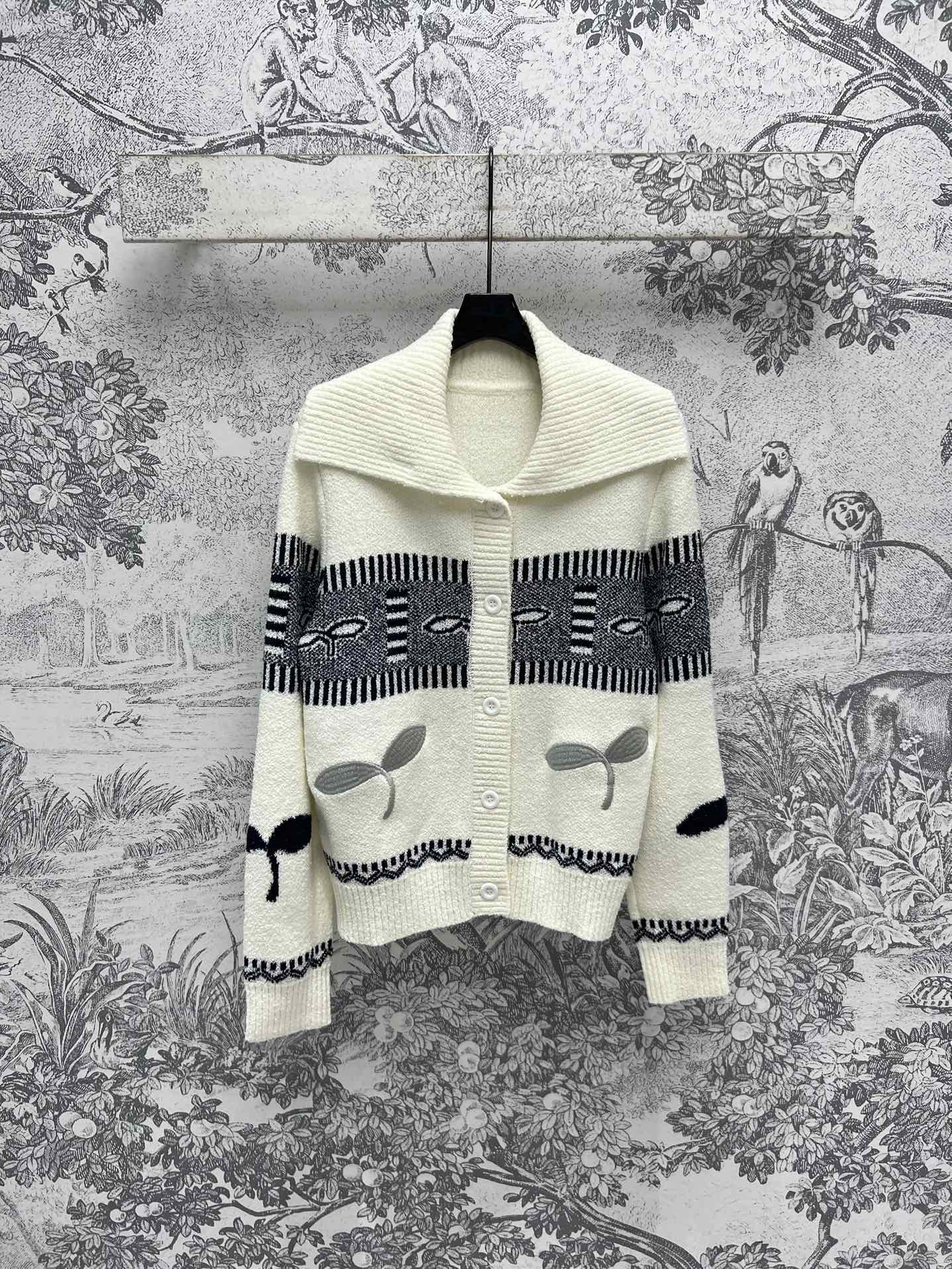 NO:297620,New early spring style lapel contrasting jacquard knitted cardigan age-reducing college style small lapel shawl loose style positioned small bud jacquard color pattern retro and fashionable eye-catching wool yarn one color three codes SML, shawls, alexander wang19860909早春新款 翻领撞色提花针织开衫 减龄的学院风 小翻领披肩宽松版型 定位的小芽提花拼色图案 复古又时髦吸睛 羊毛纱线 一色三码 SML,,shawls,alexander wang,Women's clothing