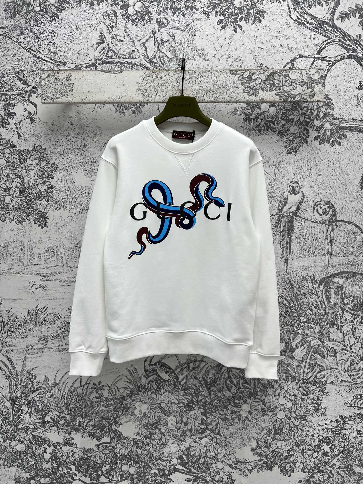 NO:297611,G Home 25 Early Spring New Model Zodiac Snake Print Round Neck Sweater, Men and Women's Same Loose and Casual Variety Sweater, Front Decoration is fashionable and high-end with Zodiac Snake Letter Pattern, Customized Ribbon, Contrast of Cuffs, Loose Style, Not Picking People's Body, Slimming, Daily Casual Temperature Products Imported Pure Cotton Sweater Fabric One Color, Three Codes, SML, Gucci, Hoodie, Sweatshirts, Alexander Wang19860909G家 25早春新款 生肖蛇印花圆领卫衣 男女同款宽松休闲百搭卫衣 正面饰以生肖蛇字母图案时髦又高级 袖口衣摆定制罗纹对比鲜明点缀 宽松版型不挑人上身巨显瘦 日常休闲气质单品 进口纯棉卫衣面料 一色三码 SML,,gucci,hoodie,sweatshirts,alexander wang,Women's clothing