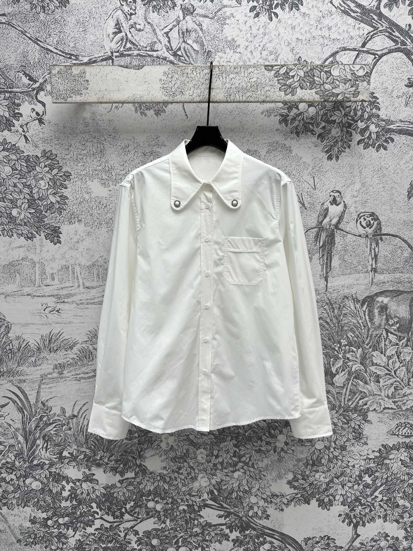 NO:297602,New early spring style, long-sleeved lapel shirt, fashionable and lazy silhouette tailoring shirt, with a BF style, handsome feeling, age-reducing feeling, small lapel design, hidden flesh and slimming, beautiful in single wear, three-digit single color, SML,,shirts,alexander wang19860909早春新款 翻领长袖衬衫时髦慵懒的廓形剪裁衬衫 自带一种BF风帅气感 减龄感更是在线 小翻领设计 版型藏肉显瘦 单穿叠穿都好看 一色三码 SML,,shirts,alexander wang,Women's clothing