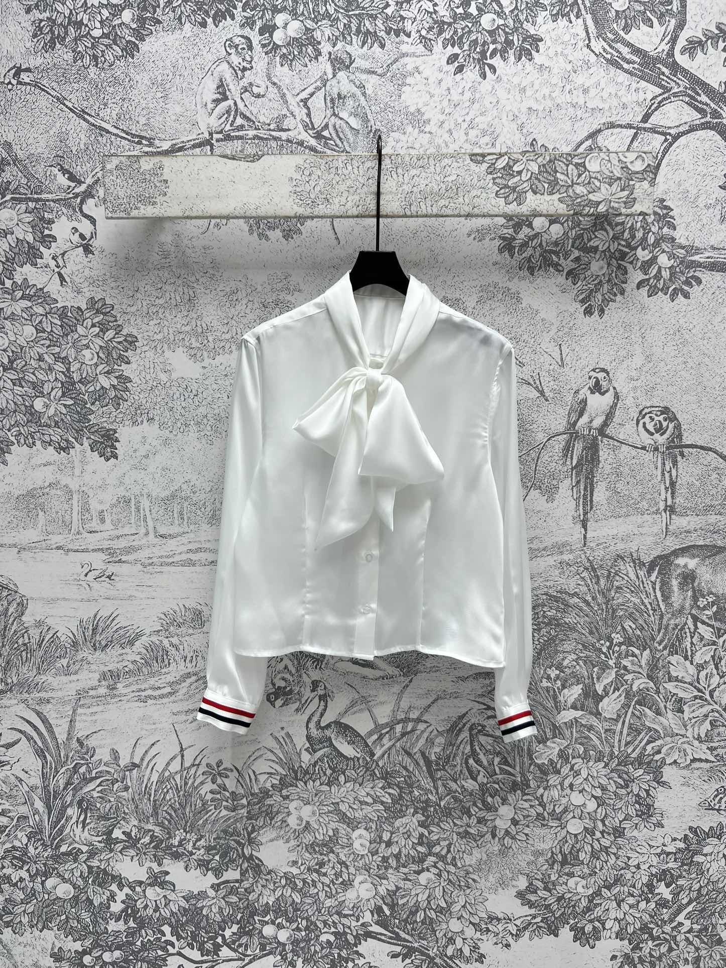 NO:297594,TB 25 early spring new style bow tied shirt, classic webbing splicing design for sleeves, laces with removable scarves, long-sleeved shirts with a series of jackets and skirts, the upper body reduces age and looks slim, simple and clean, one color three-code SML,, skirts, jackets & coats,shirts,alexander wang19860909TB 25早春新款 蝴蝶结系带衬衫 衣袖经典织带拼接设计 搭配可拆卸丝巾的系带 长袖衬衫搭配一系列的外套半身裙 上身减龄又显瘦 简洁又干净利落 一色三码 SML,,skirts,jackets & coats,shirts,alexander wang,Women's clothing