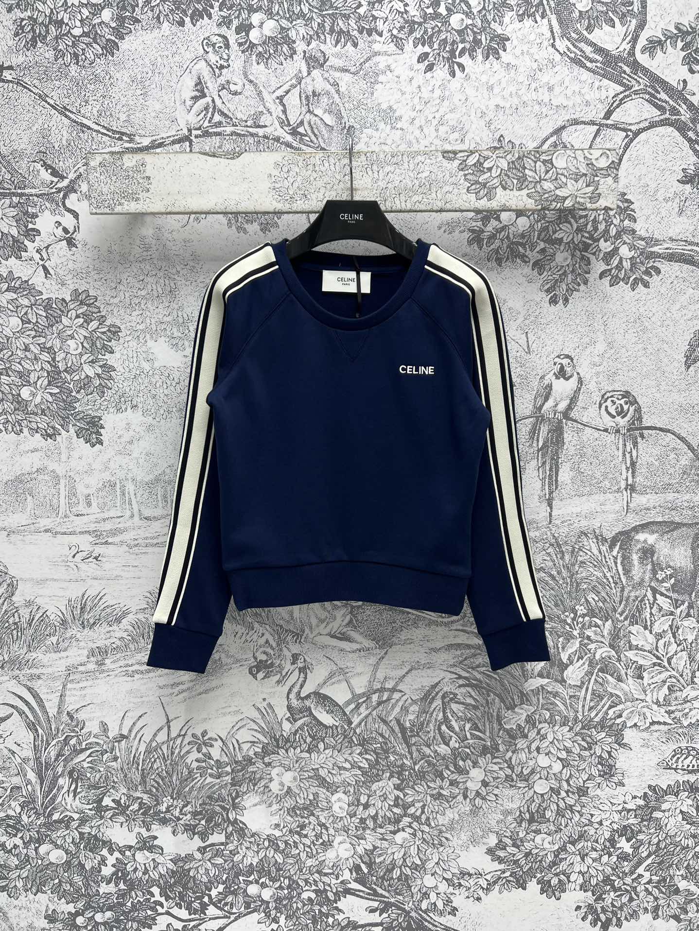 NO:297586,CE 25 early spring new style letter embroidery contrast striped sweatshirt classic contrast striped decoration letter embroidery embroidery upper body easily divides body proportions to make you look slim and tall, temperament and college style super age-reducing daily versatile and fashionable, one color three codes SML, hoodie, sweatshirts, alexander wang19860909CE 25早春新款 字母刺绣撞色条纹卫衣 经典撞色条纹装饰 字母刺绣点缀 上身轻松分割身材比例显瘦显高显身材 气质学院风超级减龄 日常百搭又时髦 一色三码 SML,,hoodie,sweatshirts,alexander wang,Women's clothing