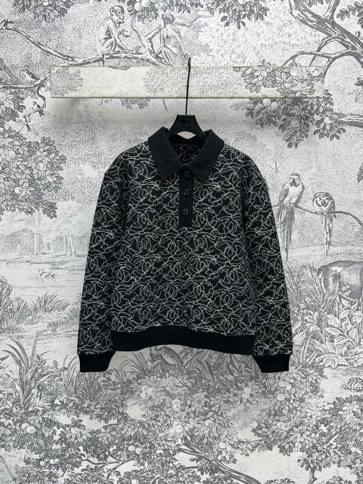 NO:297577,Xiaoxiangfeng 25 early spring new style black flower pattern polo collar sweater bulingbuling shiny pullover top body is really invincible and beautiful. The design is very personalized and not simple and elegant without losing its temperament. A must-have artifact of rich and beautiful fairy. One color three codes SML, alexander wang19860909小香风 25早春新款 黑色花朵图案polo领针织衫 bulingbuling闪闪的套头衫上身真的无敌好看哇 设计非常个性不简约优雅不失气质 白富美小仙女必备神器 一色三码 SML,,alexander wang,Women's clothing