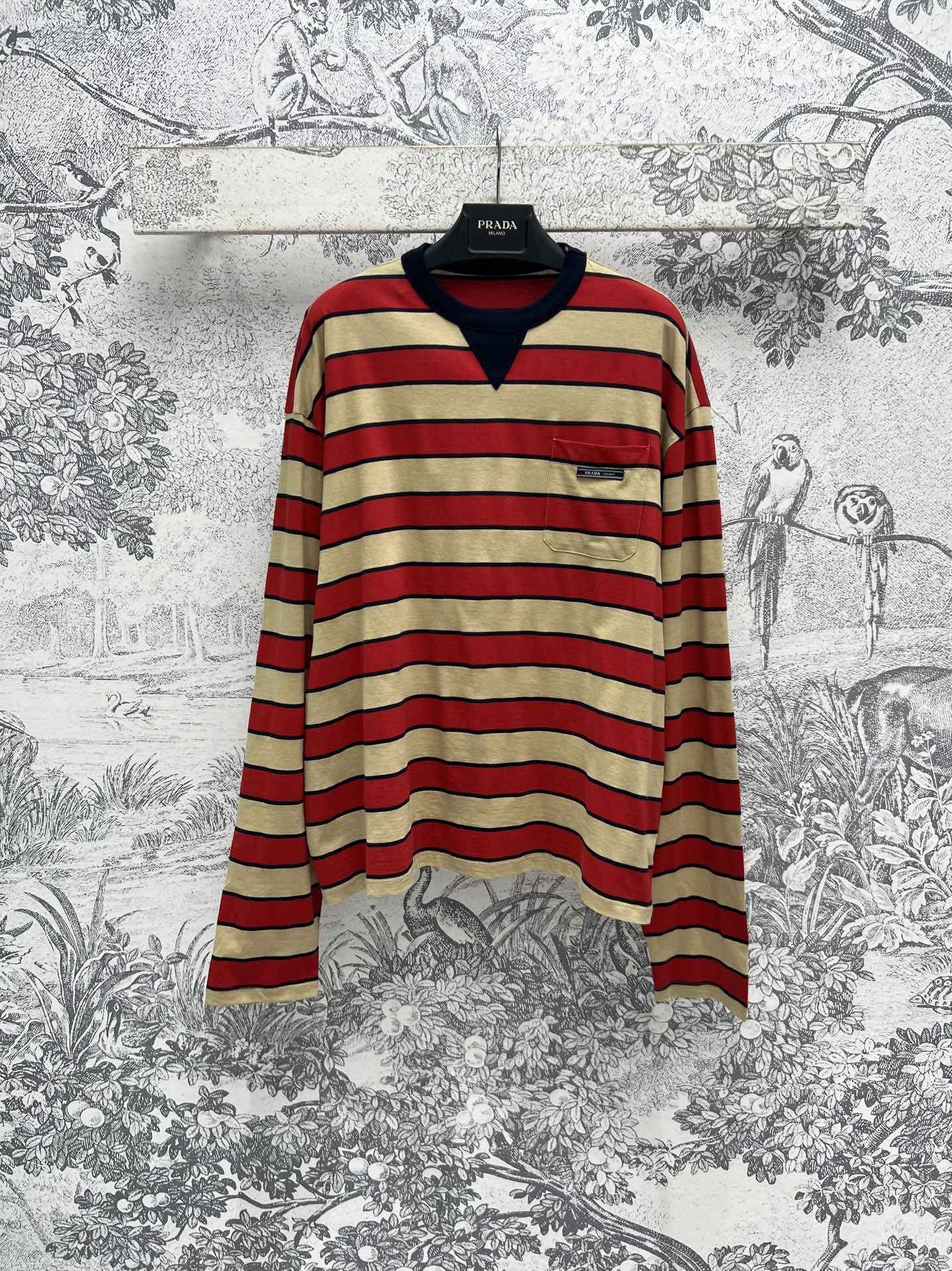 NO:297567,PD Home 25 Early Spring New Style Contrast Striped Long Sleeve T-shirt Single Pocket Brand Embroidery Appliance Logo Embellishment Contrast Size Round Neck Design Retro Striped Age-reducing and Classic Looks Very Nice with Any Sexy Simple and High-end Not Picking One Color Three Codes SML, Dior, Tees, T-shirt, Alexander Wang19860909PD家 25早春新款 撞色条纹长袖T恤 胸前单口袋品牌刺绣贴布Logo点缀 撞色小圆领设计 复古条纹减龄又经典耐看 随便搭配都很奈斯 简约高级不挑人一色三码 SML,,dior,tees，t-shirt,alexander wang,Women's clothing