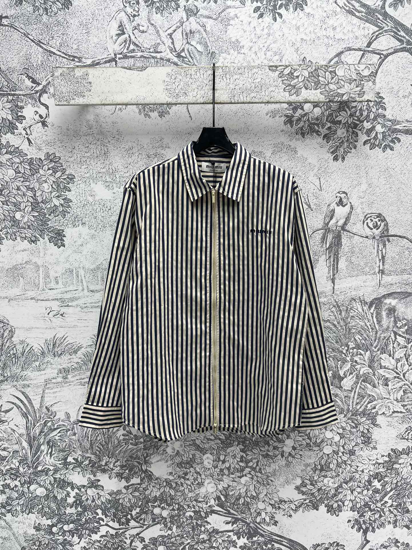 NO:297600,Miu 25 early spring new style, chest embroidered logo striped shirt, low-key styling, very fashionable to wear, silhouette shirt, two-way zipper decoration, very highlights, chest letter logo embroidery, very exquisite and high-end, high-end fabric, excellent texture, one color, three codes SML,,miumiu,shirts,alexander wang19860909Miu 25早春新款 胸前刺绣logo条纹衬衫 低调造型感 穿起来很时髦 廓形的衬衫 双向拉链装饰 非常有亮点 胸前字母logo刺绣 很精致高级 高定的面料 质感超赞 一色三码 SML,,miumiu,shirts,alexander wang,Women's clothing