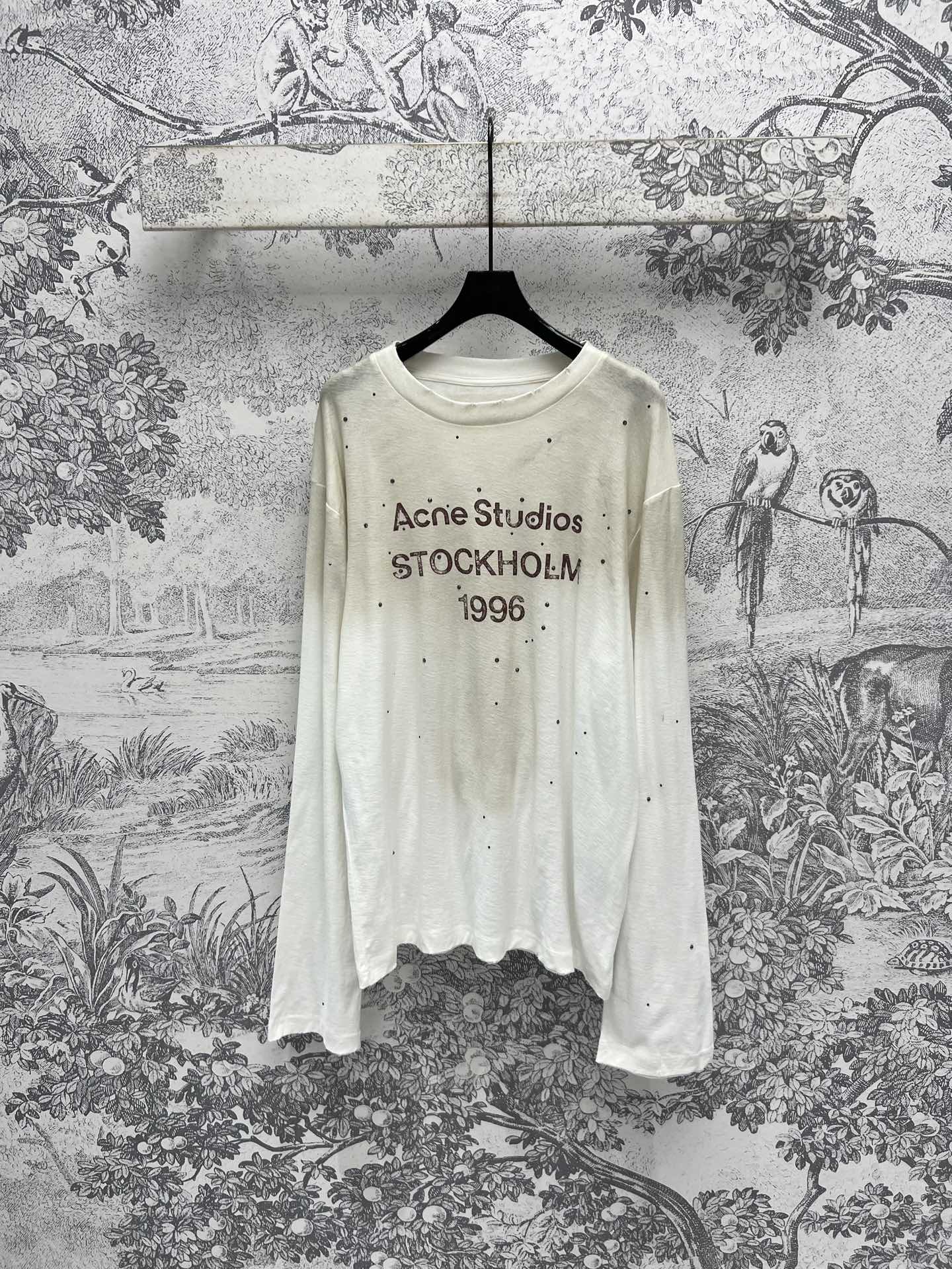 NO:297596,New early spring style, retro shabby letter printed long-sleeved T-shirt, very meaningful but very trendy, loose style, durable and not easy to deform, it looks good when paired with randomly. Pure cotton fabric, follow all the details, one color and three codes SML,,tees, t-shirt,alexander wang19860909早春新款 复古破旧字母印花长袖T恤 非常的有意义却很潮感 宽松的版型 耐穿不易变形 随意搭配都是很好看哦 纯棉面料 跟足一切细节走 一色三码 SML,,tees，t-shirt,alexander wang,Women's clothing