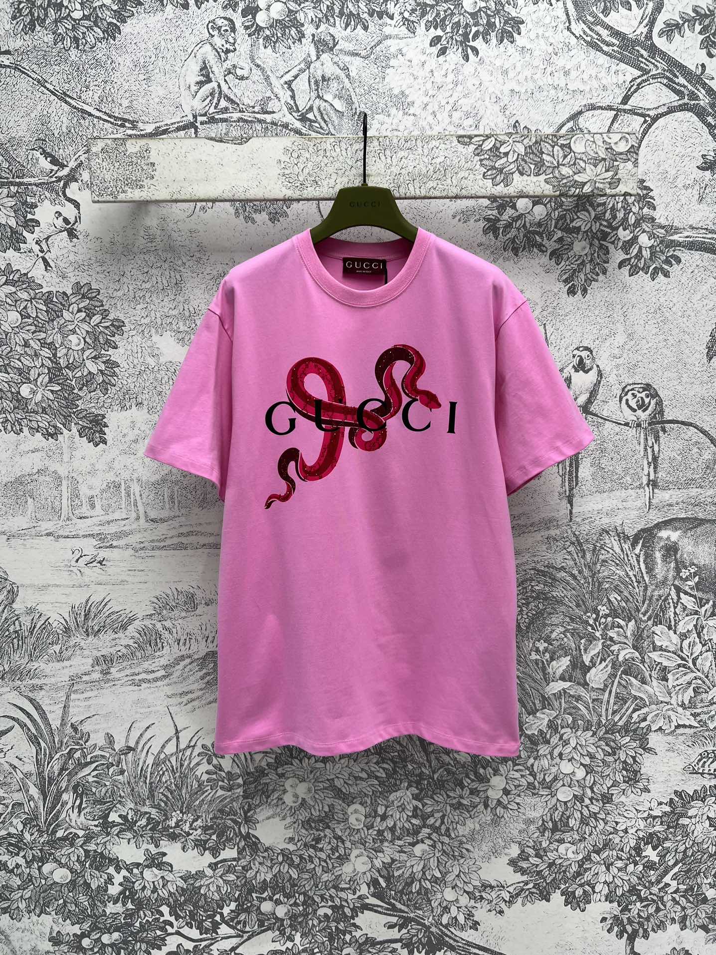 NO:297669,G Home 25 Early Spring New Zodiac Snake Print Round Neck Short-Sleeve T-shirt Loose and Casual and Versatile Short-Sleeve T-shirt The front is decorated with Zodiac Snake letters pattern fashionable and high-end Loose style is not picky about people's upper body and makes people look slim. Daily casual temperament items Imported pure cotton sweatshirt fabric One color three codes SML, gucci, hoodie, sweatshirts, T-shirt, tees, t-shirt, alexander wang19860909G家 25早春新款 生肖蛇印花圆领短袖T恤 宽松休闲百搭短袖T恤 正面饰以生肖蛇字母图案时髦又高级 宽松版型不挑人上身巨显瘦 日常休闲气质单品 进口纯棉卫衣面料 一色三码 SML,,gucci,hoodie,sweatshirts,T-shirt,tees，t-shirt,alexander wang,Women's clothing