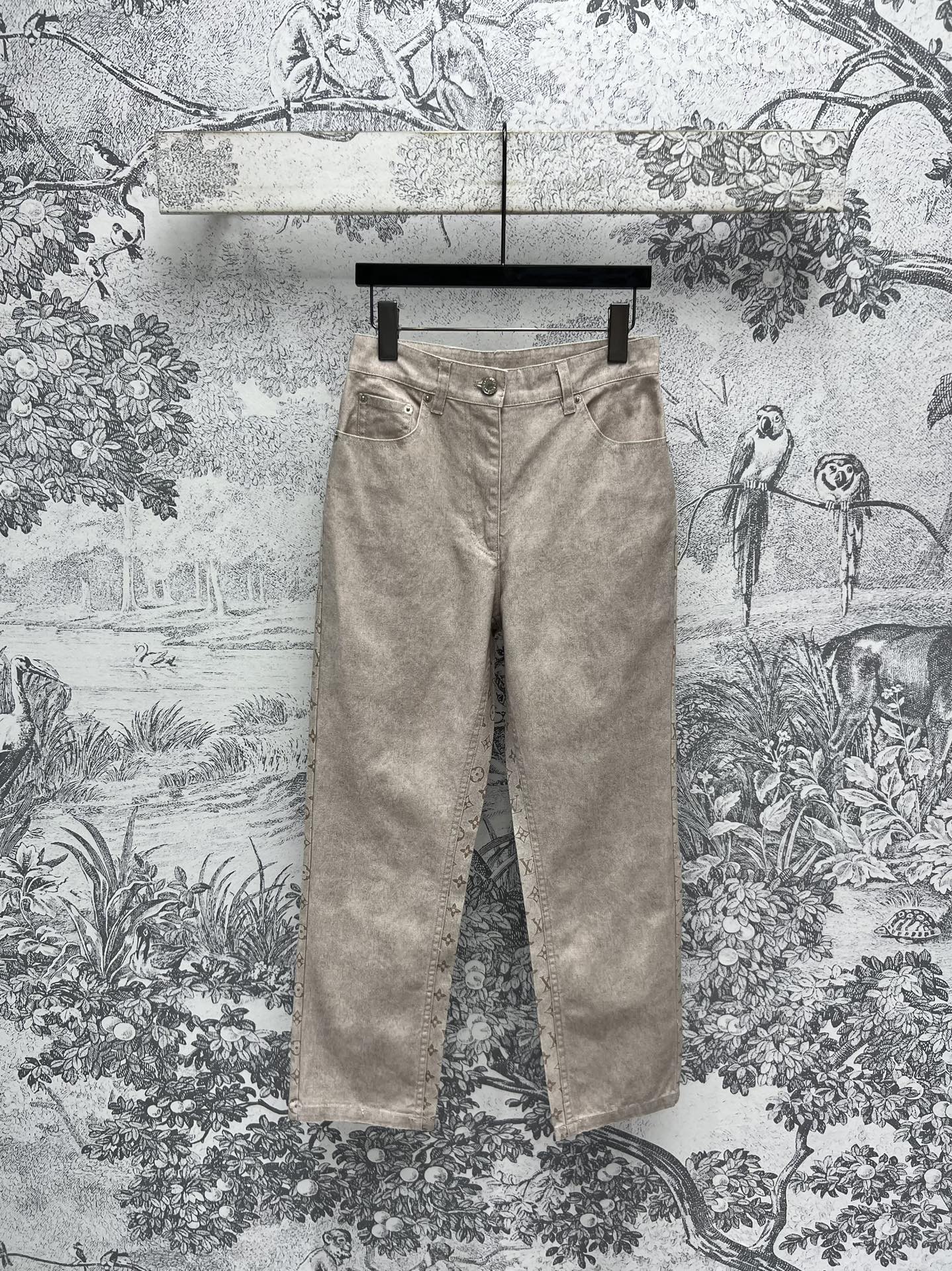 NO:298906,L Home 25 early spring new style Retro old-fashioned denim series Stand-collar shirt   hooded waist coat   shorts   straight pants Retro old-fashioned denim craftsmanship Old-fashioned jacquard splicing design Handsome denim shirt jacket silhouette design Matched with high-waisted shorts A series of matching top body makes it look slim, fashionable and stylish. It is also cool and cool when paired separately. The logo leather embellishment of customer-supplied denim fabrics One color and three codes SML,,louis vuitton, shorts, jackets & coats,shirts,hats,alexander wang19860909L家 25早春新款 复古做旧老花牛仔系列 立领衬衫 连帽收腰外套 短裤 直筒裤 复古做旧牛仔工艺 老花提花拼接设计 帅气的牛仔衬衫外套廓形设计 搭配高腰短裤 一系列搭配上身显瘦又时髦有型 分开搭配也是又飒又酷哦 定位的logo皮革点缀 客供牛仔面料 一色三码 SML,,louis vuitton,shorts,jackets & coats,shirts,hats,alexander wang,Women's clothing