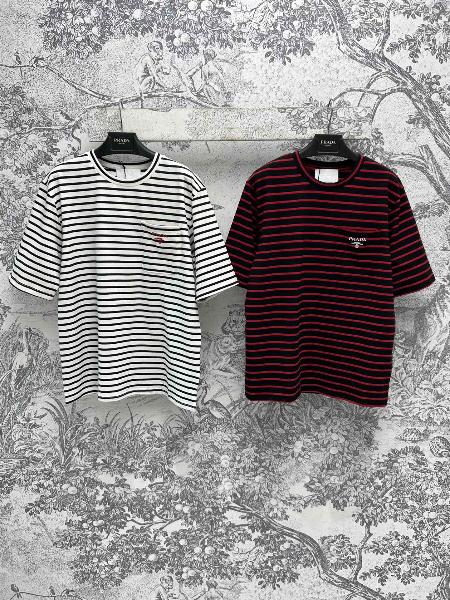 NO:298897,PD Home 25 Early Spring New Single Pocket Logo Striped Short-Sleeve T-shirt Loose Silhouette Side Striped Design Curved Hem Easy to Make Long Legs Basic Style Not Picky Body Pocket Classic Embroidery Logo Embellishment Retro Stripes are definitely classic and not picky, super easy to match color elements, whatever you wear is good to look, age-reducing casual and advanced, two colors and three codes SML,,dior,T-shirt,tees,t-shirt,alexander wang19860909PD家 25早春新款 单口袋Logo 条纹短袖T恤 宽松廓形版型 横向条纹设计 弧形下摆轻松搭出大长腿 基础版型不挑人 胸前口袋经典的 刺绣Logo点缀 复古的条纹绝对是经典不挑人超级好搭色元素 随便搭都很好看 减龄随性又高级 两色三码 SML,,dior,T-shirt,tees，t-shirt,alexander wang,Women's clothing