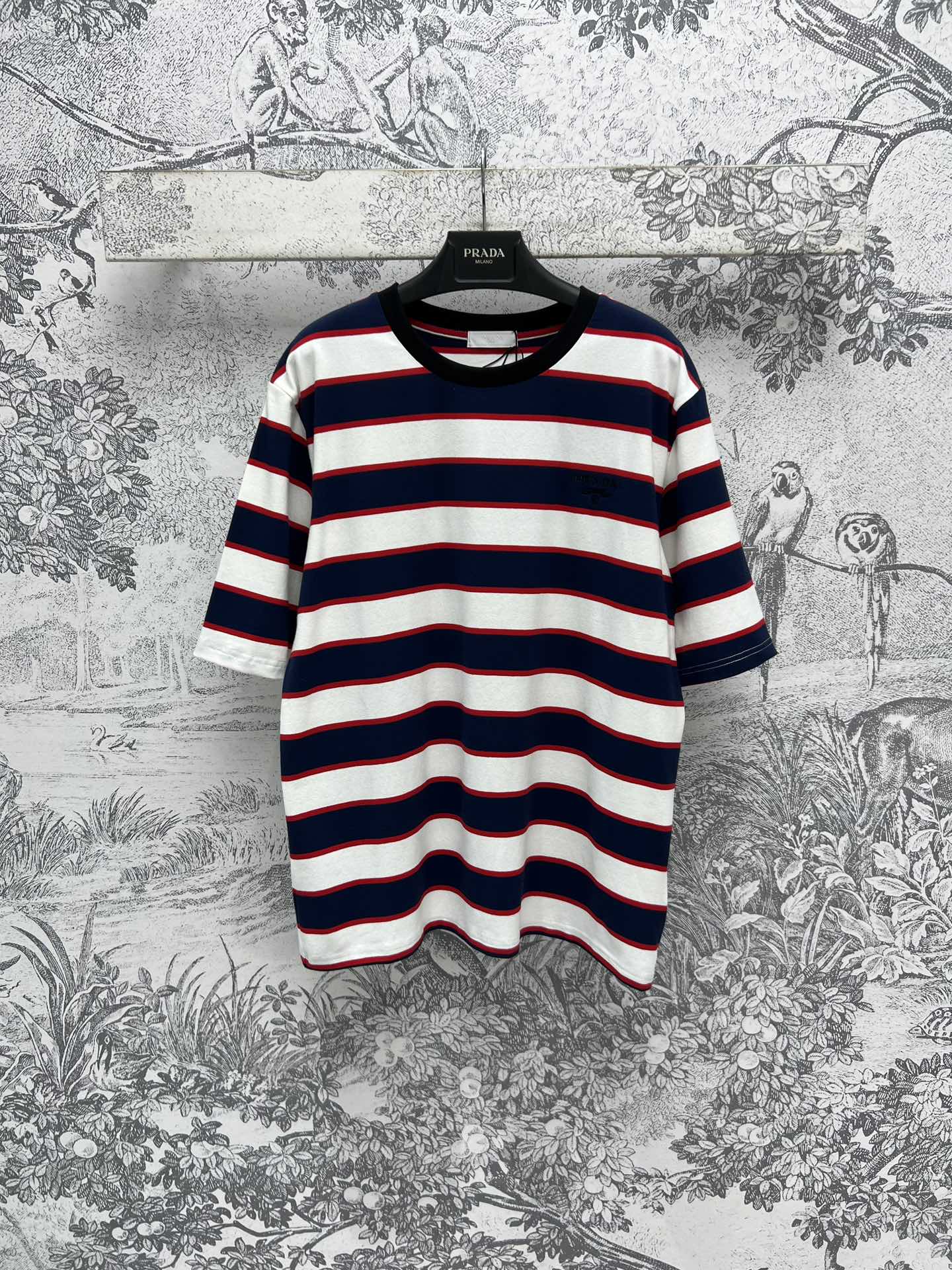 NO:298896,PD Home 25 Early Spring New Striped Short-Sleeve T-shirt Loose and Casual Style Horizontal Stripe Design Basic Style Not Picking People High-end Contrast Stripes are definitely classic and not picky, super easy to match, whatever you wear is very good, age-reducing and casual and advanced, one color three codes SML,,dior,T-shirt,tees,t-shirt,alexander wang19860909PD家 25早春新款 条纹短袖T恤 宽松休闲版型 横向条纹设计 基础版型不挑人 高级感撞色条纹绝对是经典不挑人超级好搭色元素 随便搭都很好看 减龄随性又高级 一色三码 SML,,dior,T-shirt,tees，t-shirt,alexander wang,Women's clothing