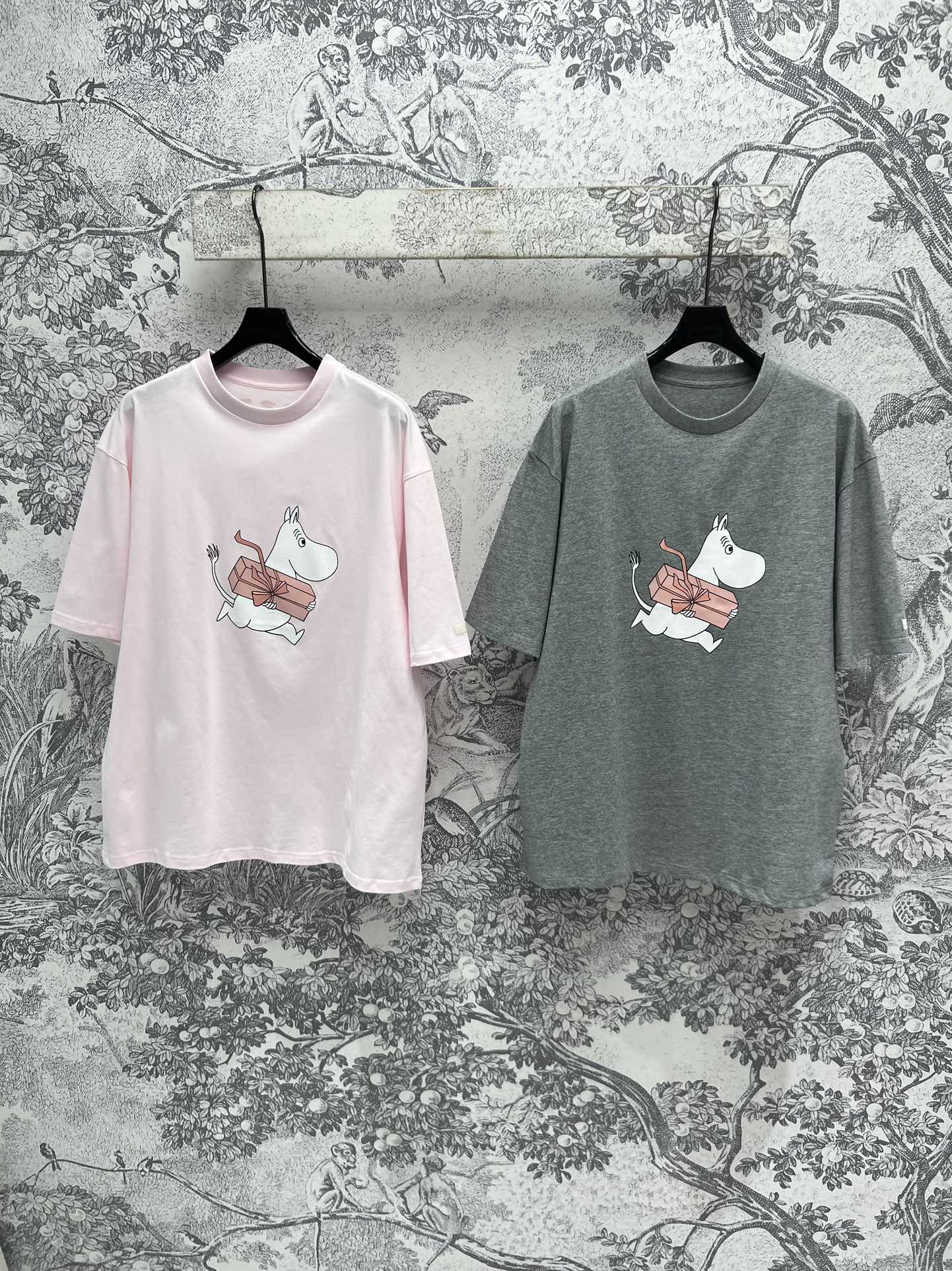 NO:298892,New early spring style cartoon hippo printed short-sleeved T-shirt Loose and casual short-sleeved T-shirt Everyone loves to wear big T-shirt Cartoon hippo printing is full of fun Super large loose OS style age-reducing and fashionable single item combinations, easy to make you look slim and super versatile, high-quality pure cotton material, comfort is also excellent, two colors and three codes SML, T-shirt,tees, t-shirt,alexander wang19860909早春新款 卡通河马印花短袖T恤 宽松休闲短袖T恤 谁都爱穿大T 卡通河马印花趣味十足 超大宽松OS版型 减龄又时髦的单品搭配 轻松显瘦还超百搭 高定纯棉料 舒适度也是超赞 两色三码 SML,,T-shirt,tees，t-shirt,alexander wang,Women's clothing