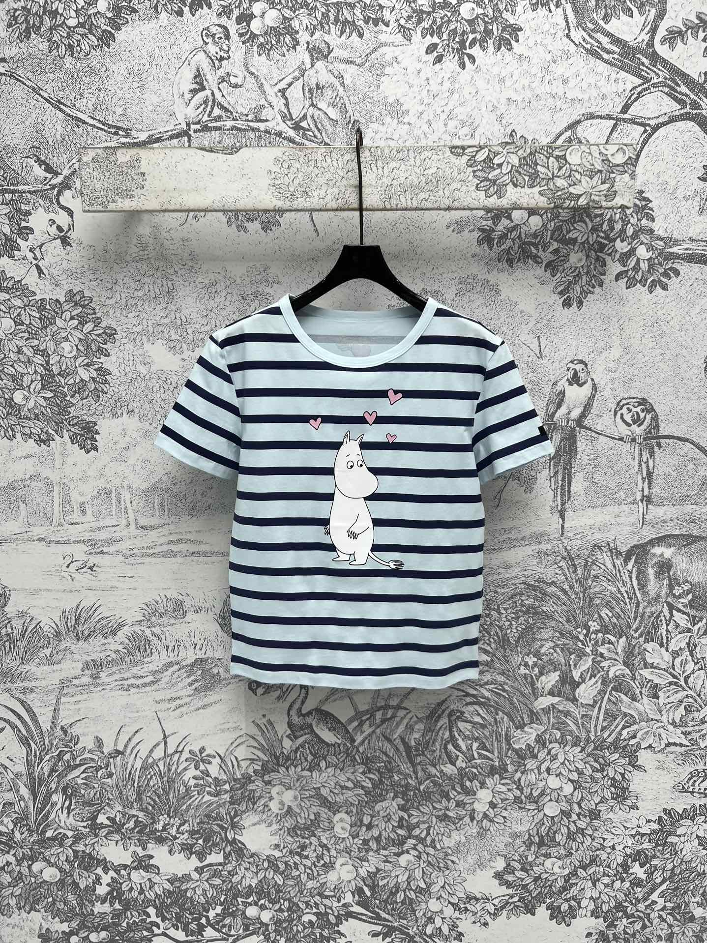 NO:298887,New early spring style cartoon hippo pattern short-sleeved T-shirt round neck contrasting striped design cute hippo cartoon pattern print super cute childlike pure cotton fabric style not picky for people wearing one color three sizes SML, T-shirt,tees, t-shirt,alexander wang19860909早春新款 卡通河马图案短袖T恤 圆领撞色条纹设计 可爱的河马卡通图案印花 超可爱童趣哦 纯棉面料 版型不挑人穿 一色三码 SML,,T-shirt,tees，t-shirt,alexander wang,Women's clothing