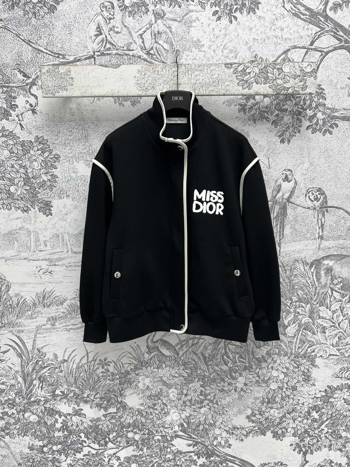 NO:298877,D Home 25 Early Spring New Style Contrast Color Bundle Jacket Jacket Stand Collar Loose Style, Letter Embellishment on the chest, Beautiful and Eye-catching, The upper body is British girlish temperament, casually matched and handsome, Loose style, small girls can easily control it, One color three-code SML,,dior, jackets & coats, jackets & coats, alexander wang19860909D家 25早春新款 撞色捆边夹克外套 立领宽松版型 胸前字母点缀 耐看吸睛 上身就是英伦女孩气质 随意搭配休闲又帅气 宽松的版型 小个子女生也能轻松驾驭 一色三码SML,,dior,jackets & coats,jackets & coats,alexander wang,Women's clothing