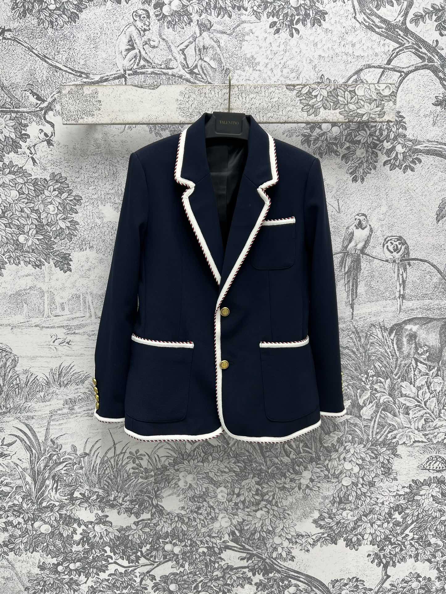 NO:298852,V Home 25 early spring new model, woven V-neck suit jacket with V-shaped logo gold button embellishment, highlighting the brand's charm, simple and big brands have a high-end feel, woven and tie-up decoration is crisp and stylish, the upper body decoration is absolutely flawed, and can be used to control it in important occasions. High-end commuting temperament model, the upper body effect is simply loose and not picky, easy to grasp the elegant and generous goddess style, one color three codes SML,, jackets & coats, business suit, alexander wang19860909V家 25早春新款 编织捆边V领西装外套 V字logo金扣点缀 彰显品牌魅力 简约大牌很有高级感 编织捆绑边装饰挺括有型 上身修饰瑕疵绝绝子 重要场合也驾驭的住 高级通勤气质款 上身效果简直绝了宽松不挑人 轻松拿捏优雅大方女神范 一色三码 SML,,jackets & coats,business suit,alexander wang,Women's clothing